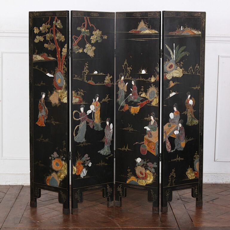 Asiatischer Paravent aus schwarzem Lack des frühen 20. Jahrhunderts mit geschnitzten Figuren und Landschaften aus farbigem Hartstein.