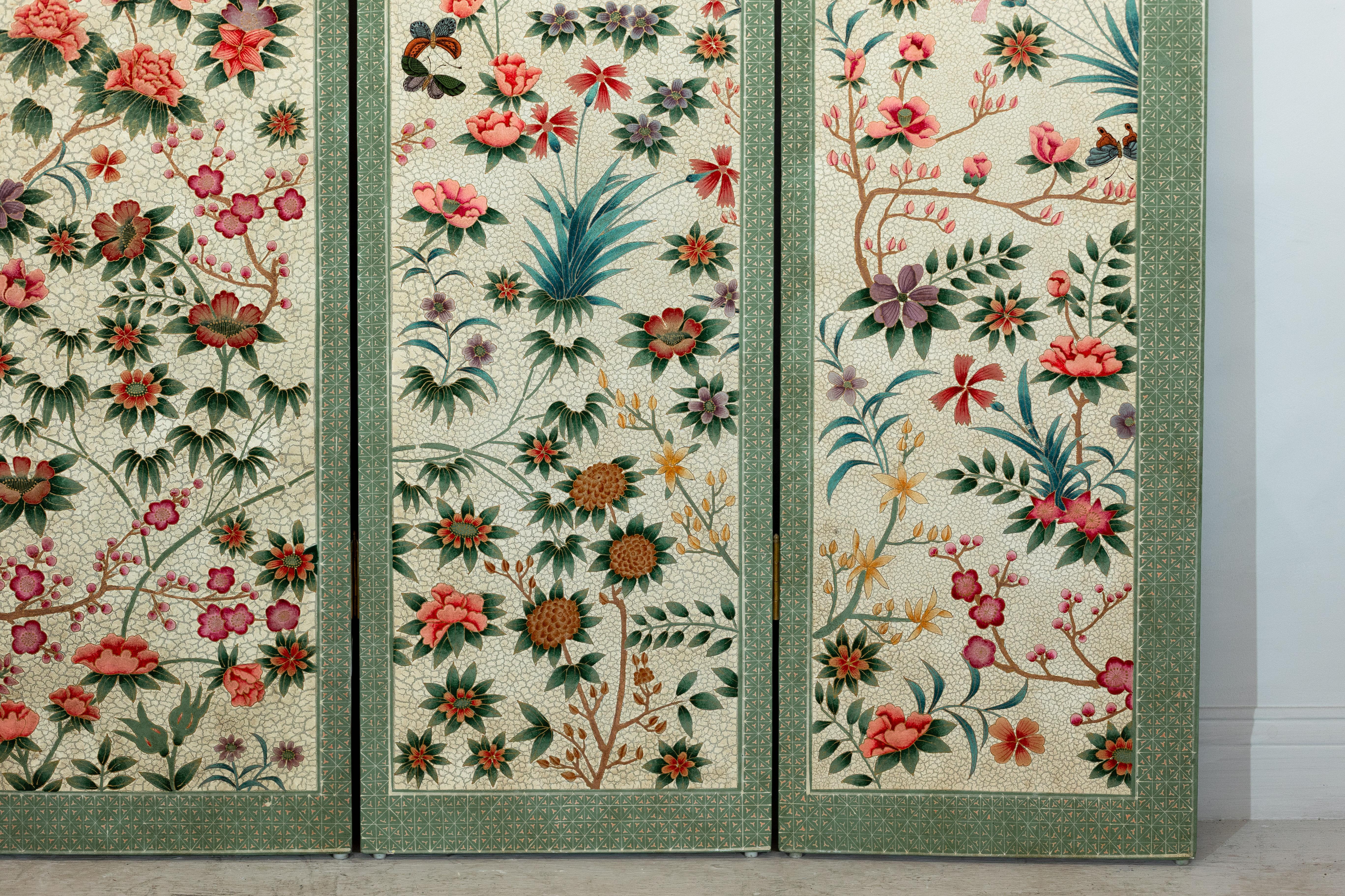 Paravento d'epoca a quattro pannelli con accenti smerlati e motivi floreali policromi in vendita 3