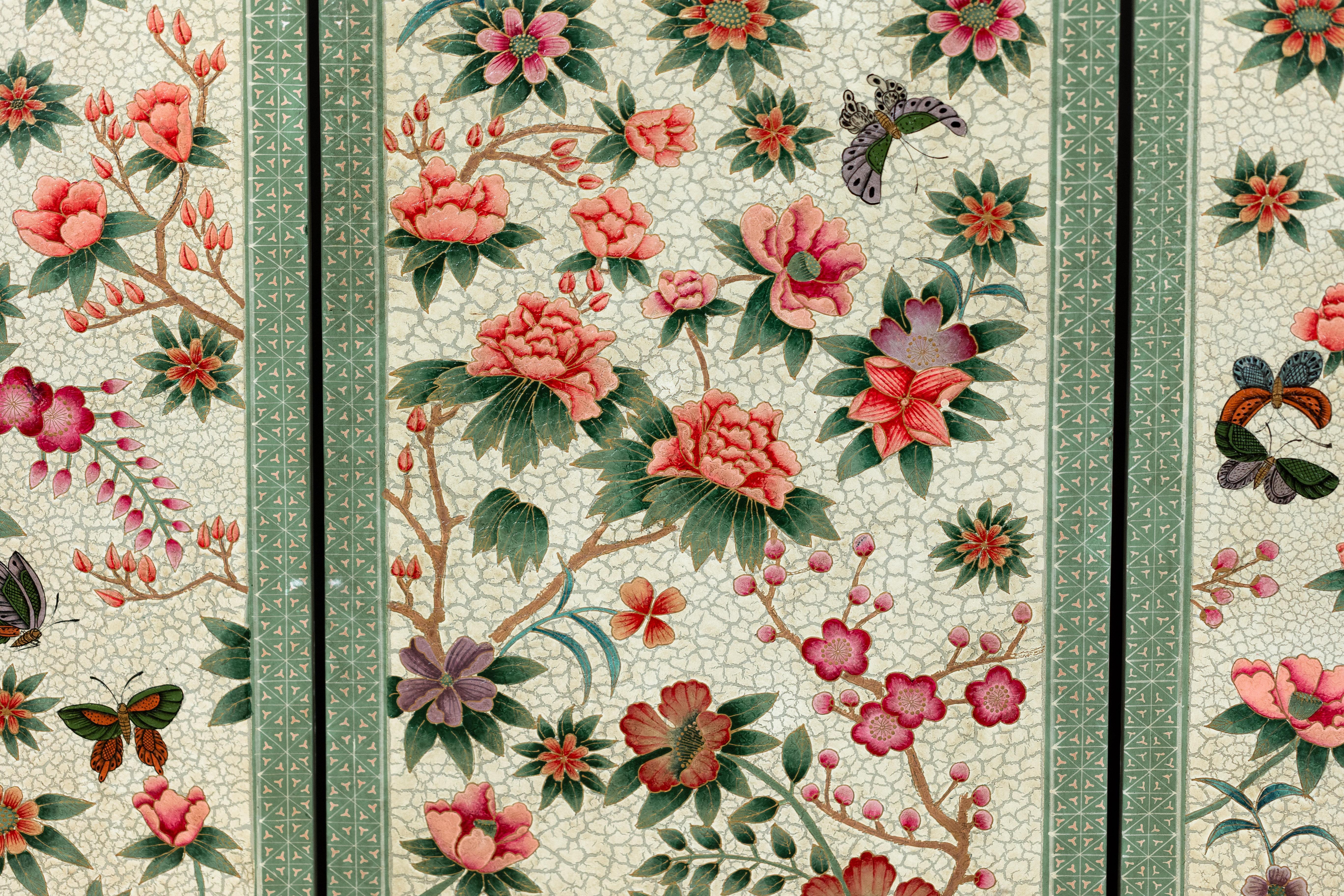 Paravento d'epoca a quattro pannelli con accenti smerlati e motivi floreali policromi in vendita 4