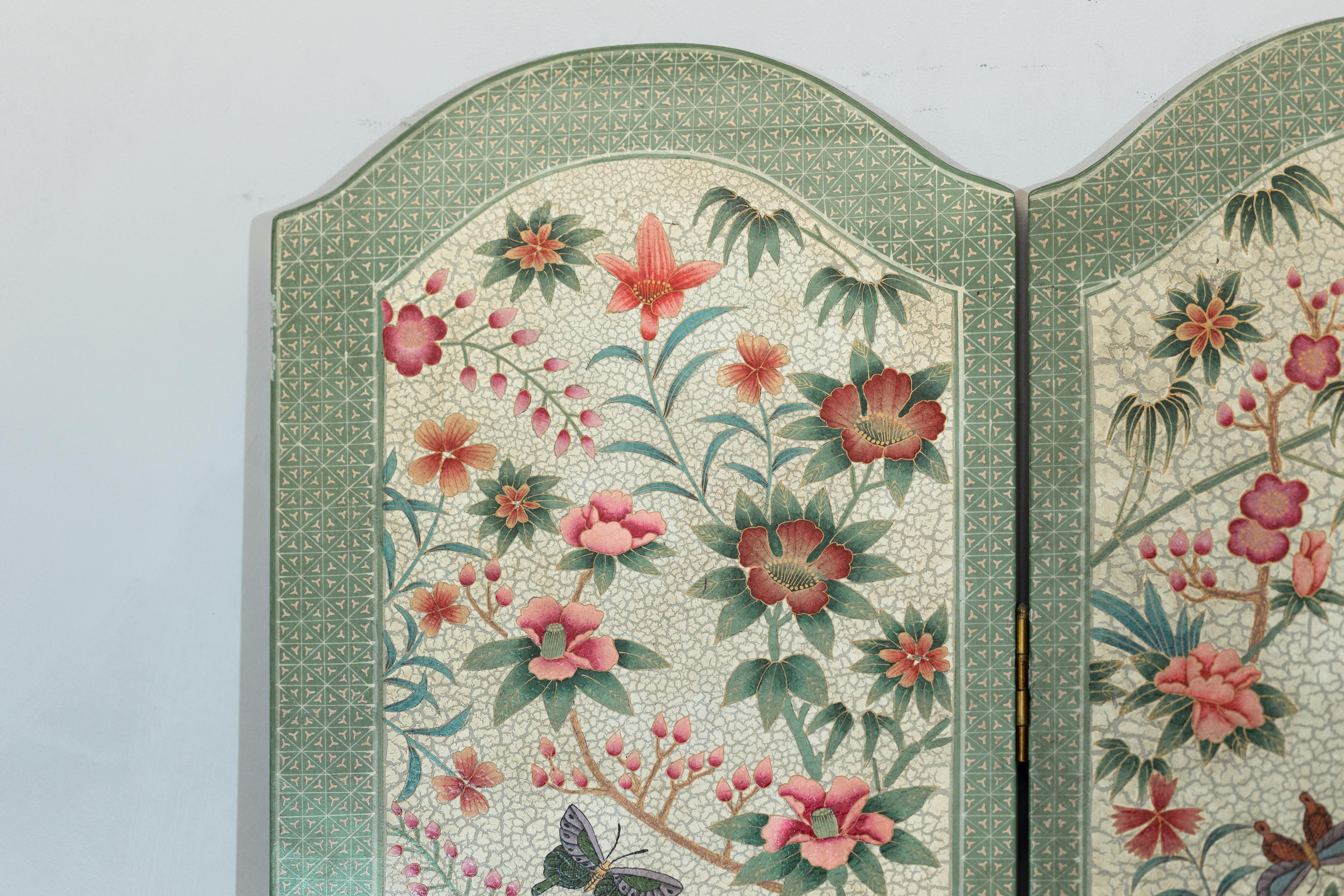 Paravento d'epoca a quattro pannelli con accenti smerlati e motivi floreali policromi in vendita 5