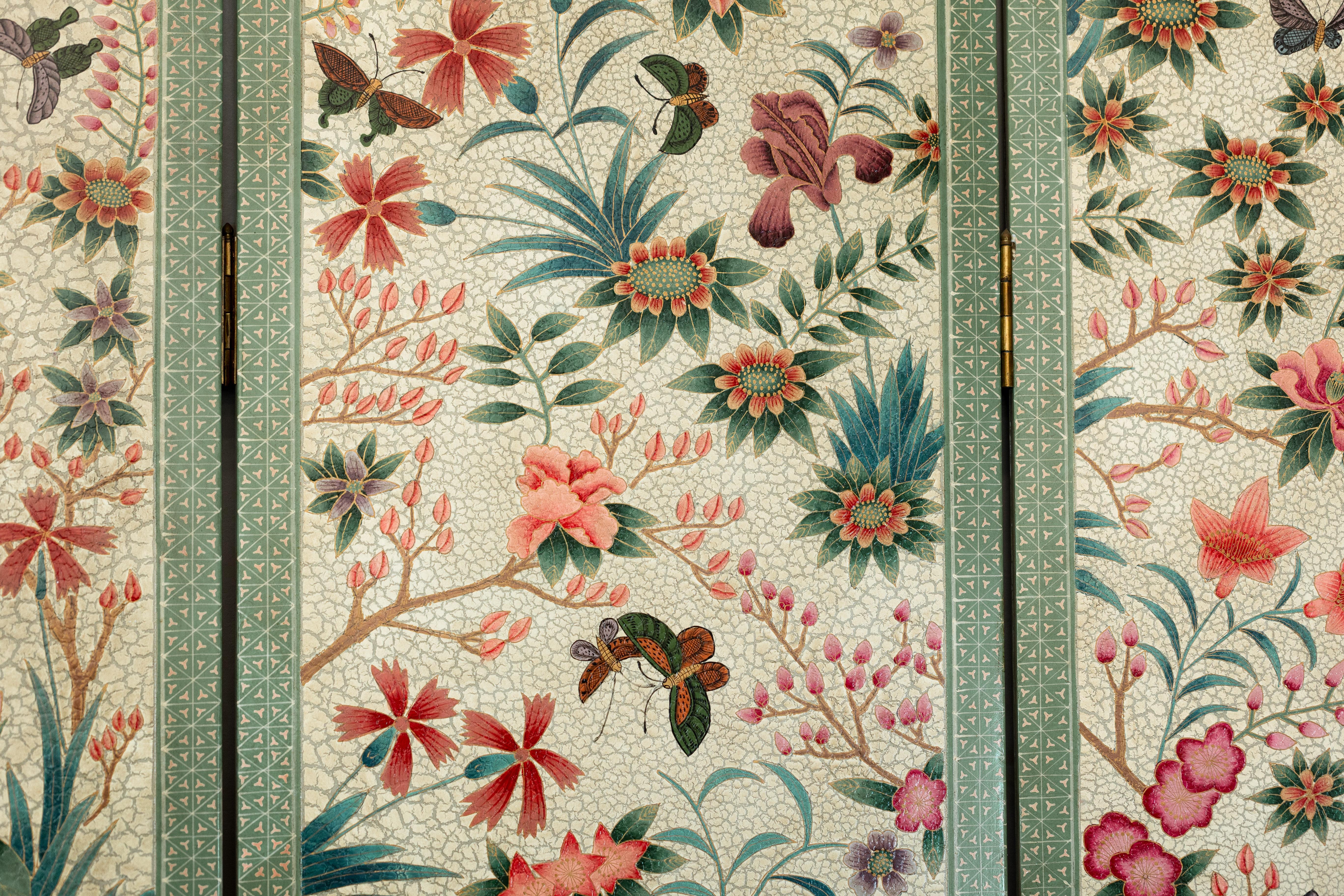 Paravento d'epoca a quattro pannelli con accenti smerlati e motivi floreali policromi in vendita 6