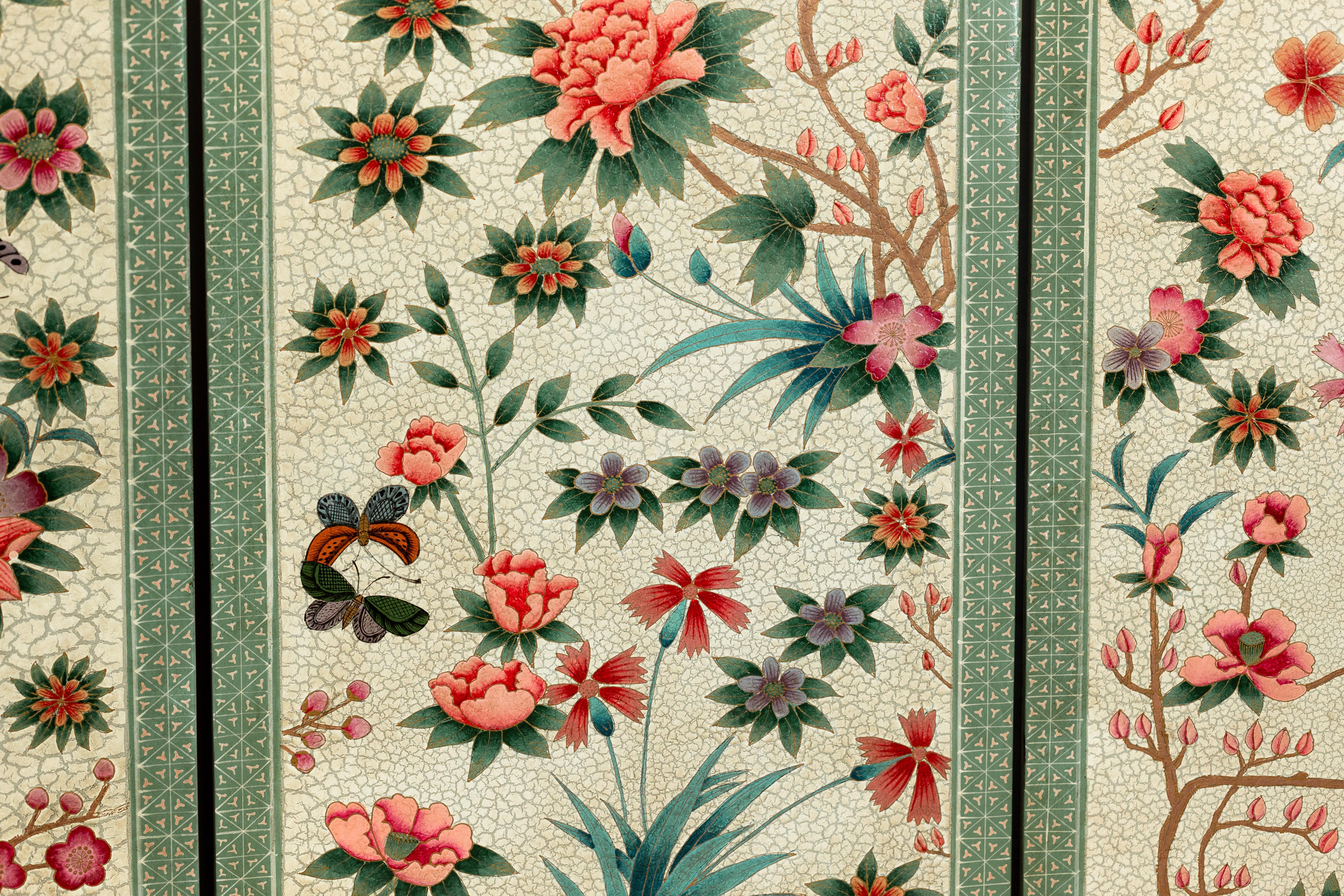 Paravento d'epoca a quattro pannelli con accenti smerlati e motivi floreali policromi in vendita 7