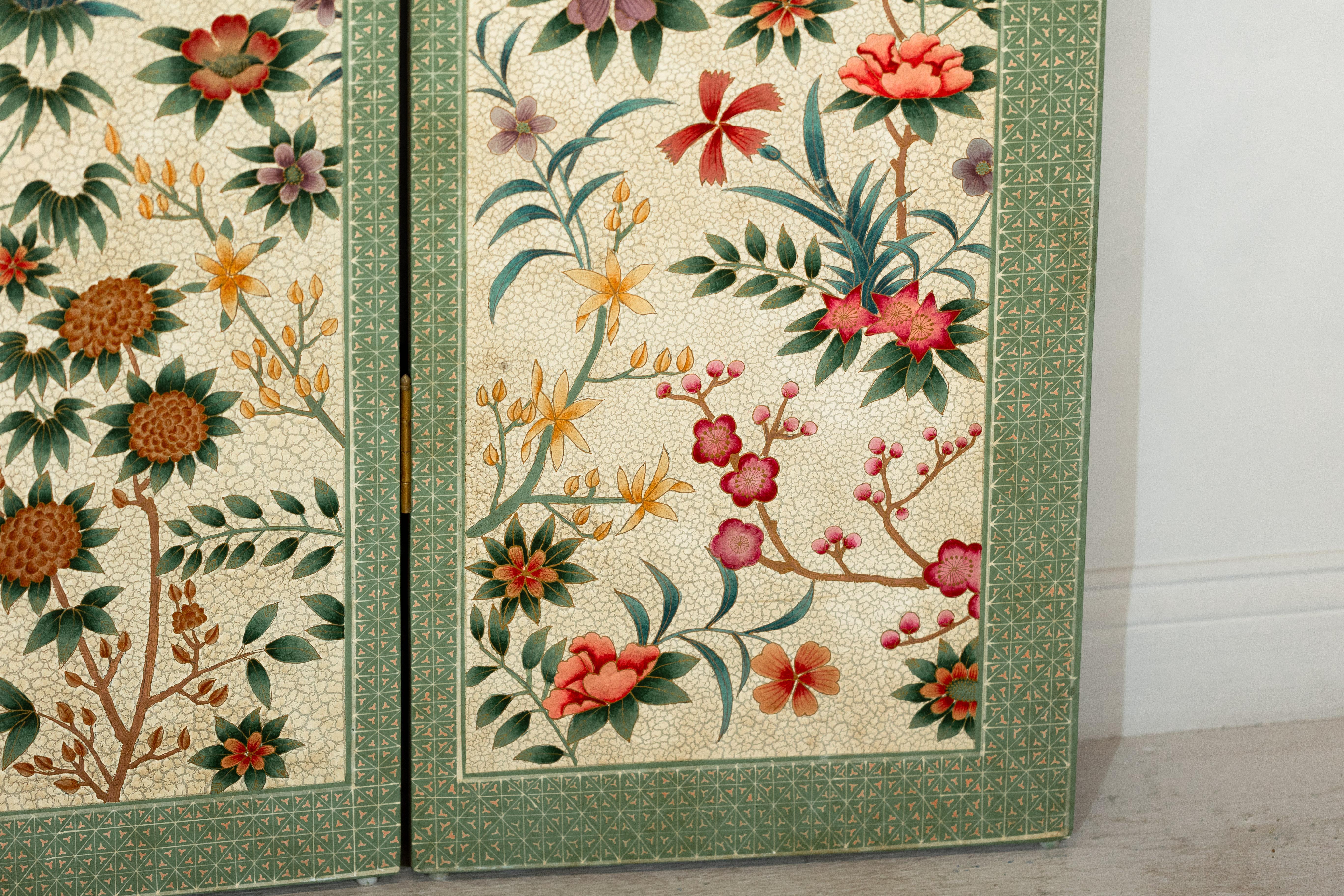 Paravento d'epoca a quattro pannelli con accenti smerlati e motivi floreali policromi in vendita 8