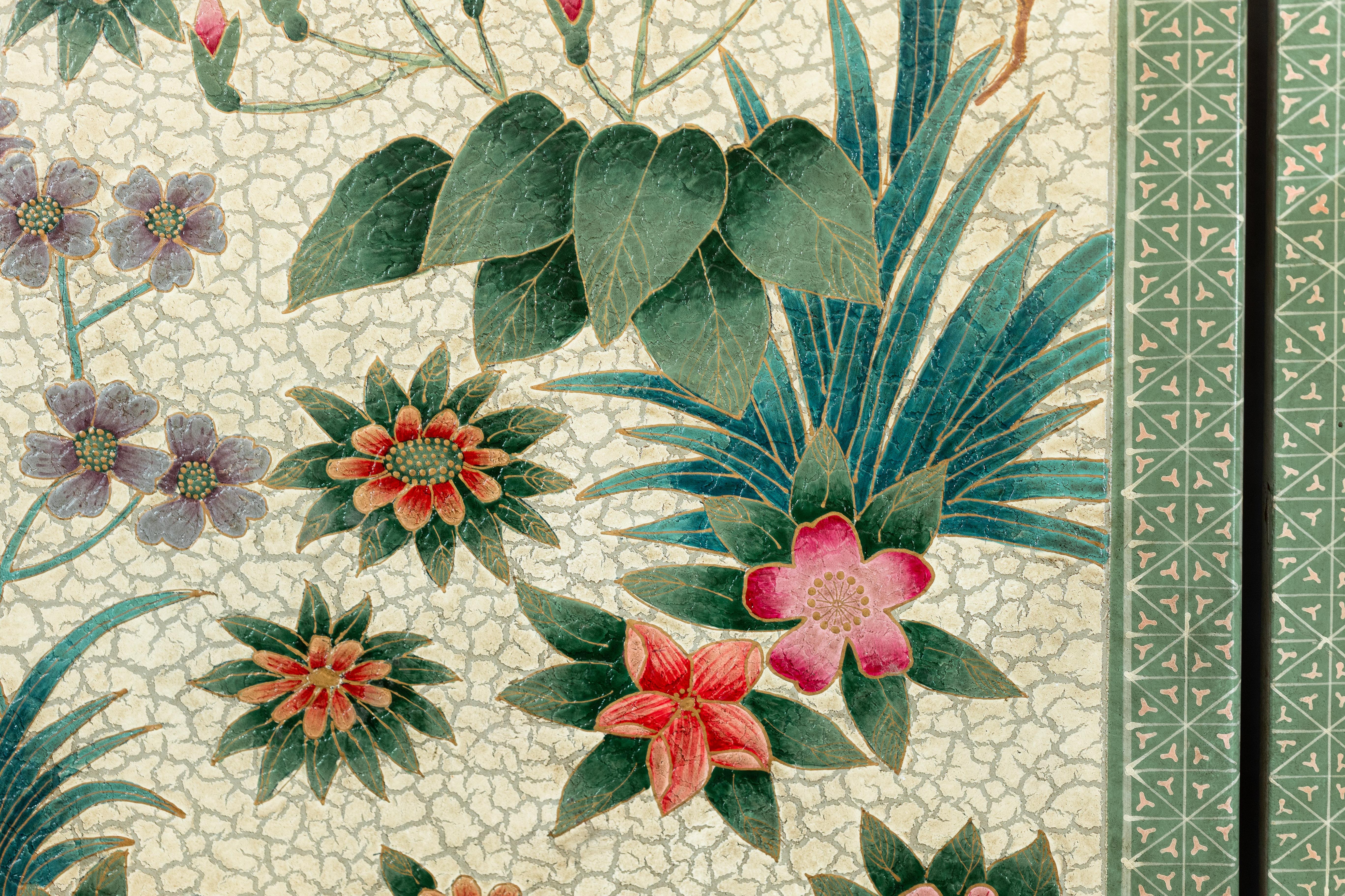 Paravento d'epoca a quattro pannelli con accenti smerlati e motivi floreali policromi in vendita 9