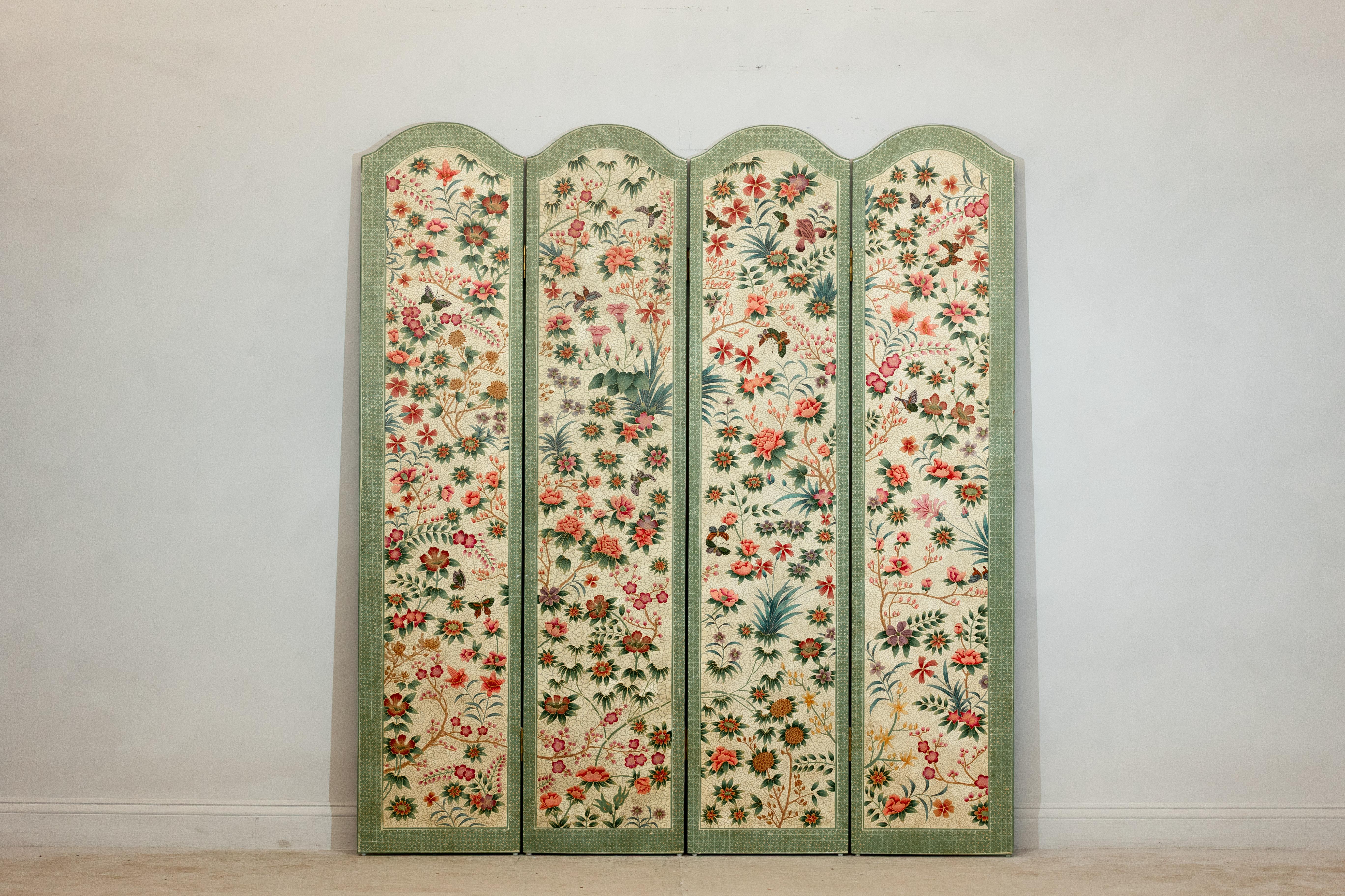 Questo paravento a quattro pannelli è una vivida celebrazione dell'arte botanica resa con una delicata pittura policroma su un fondo finemente screziato. Ognuno dei quattro pannelli sottili poggia su un telaio di legno leggero ed è unito da cerniere