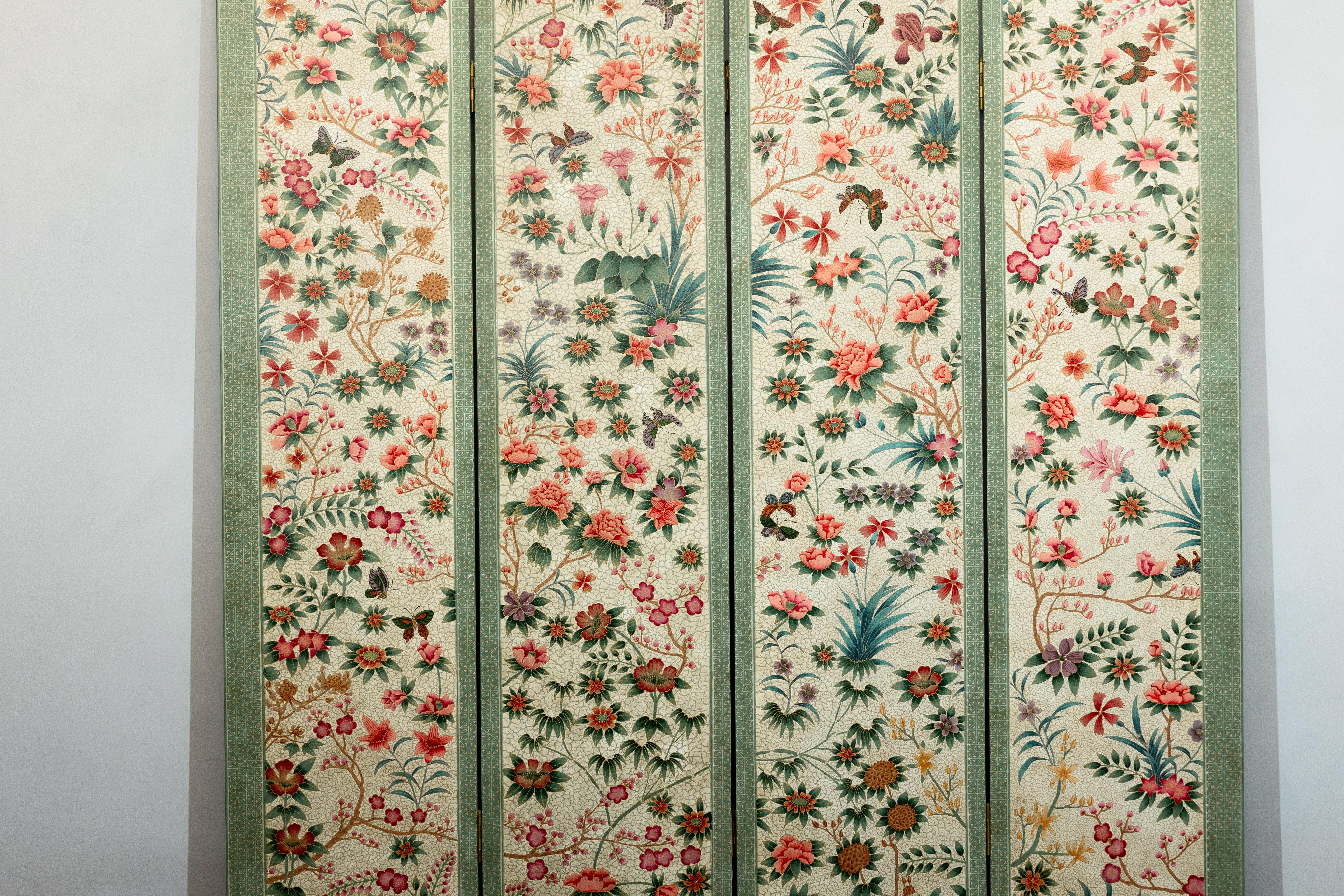 Dipinto a mano Paravento d'epoca a quattro pannelli con accenti smerlati e motivi floreali policromi in vendita