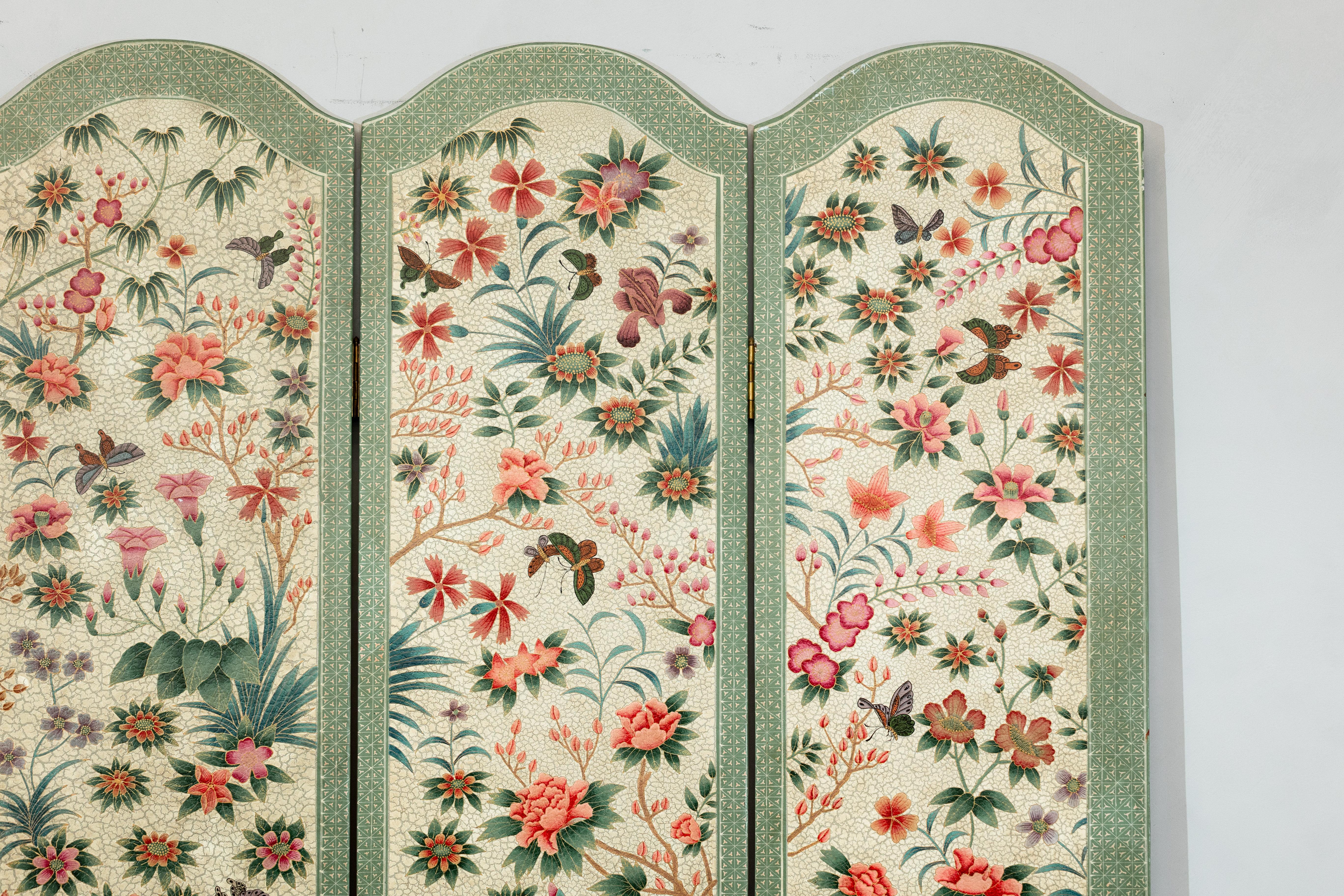 Ottone Paravento d'epoca a quattro pannelli con accenti smerlati e motivi floreali policromi in vendita