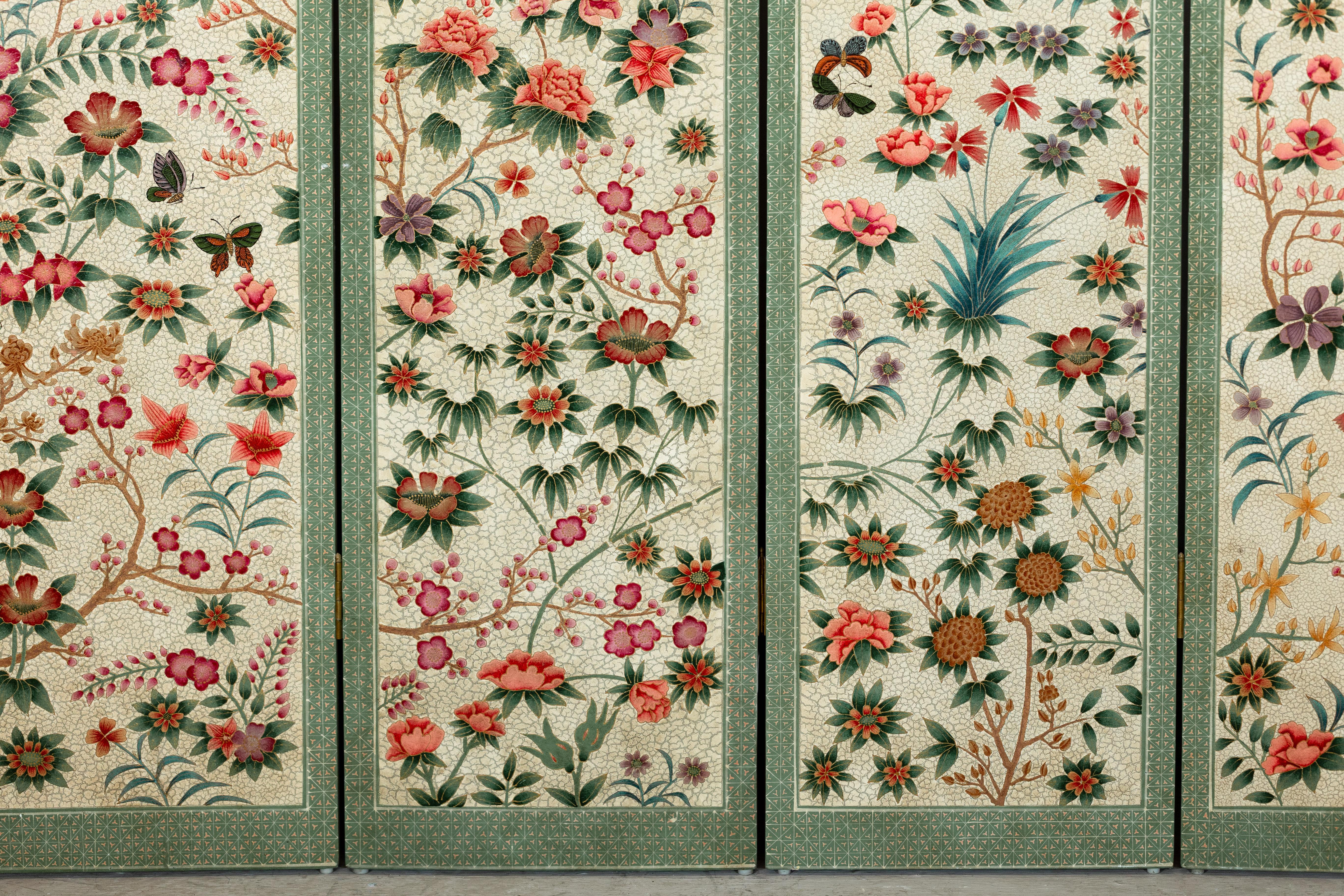 Paravento d'epoca a quattro pannelli con accenti smerlati e motivi floreali policromi in vendita 2