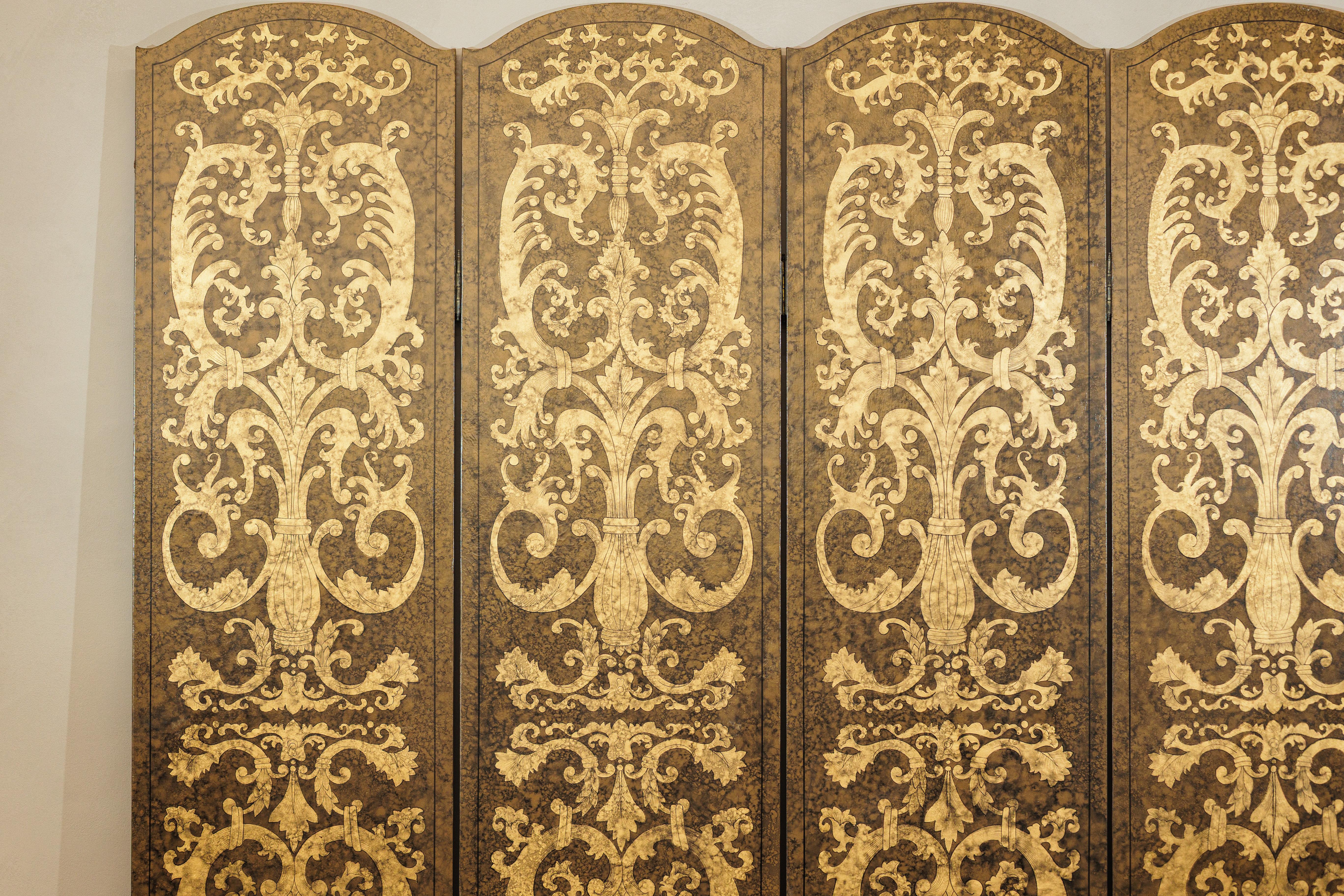 Legno Paravento d'epoca a quattro pannelli con motivi di volute e urne dorate in stile rinascimentale in vendita