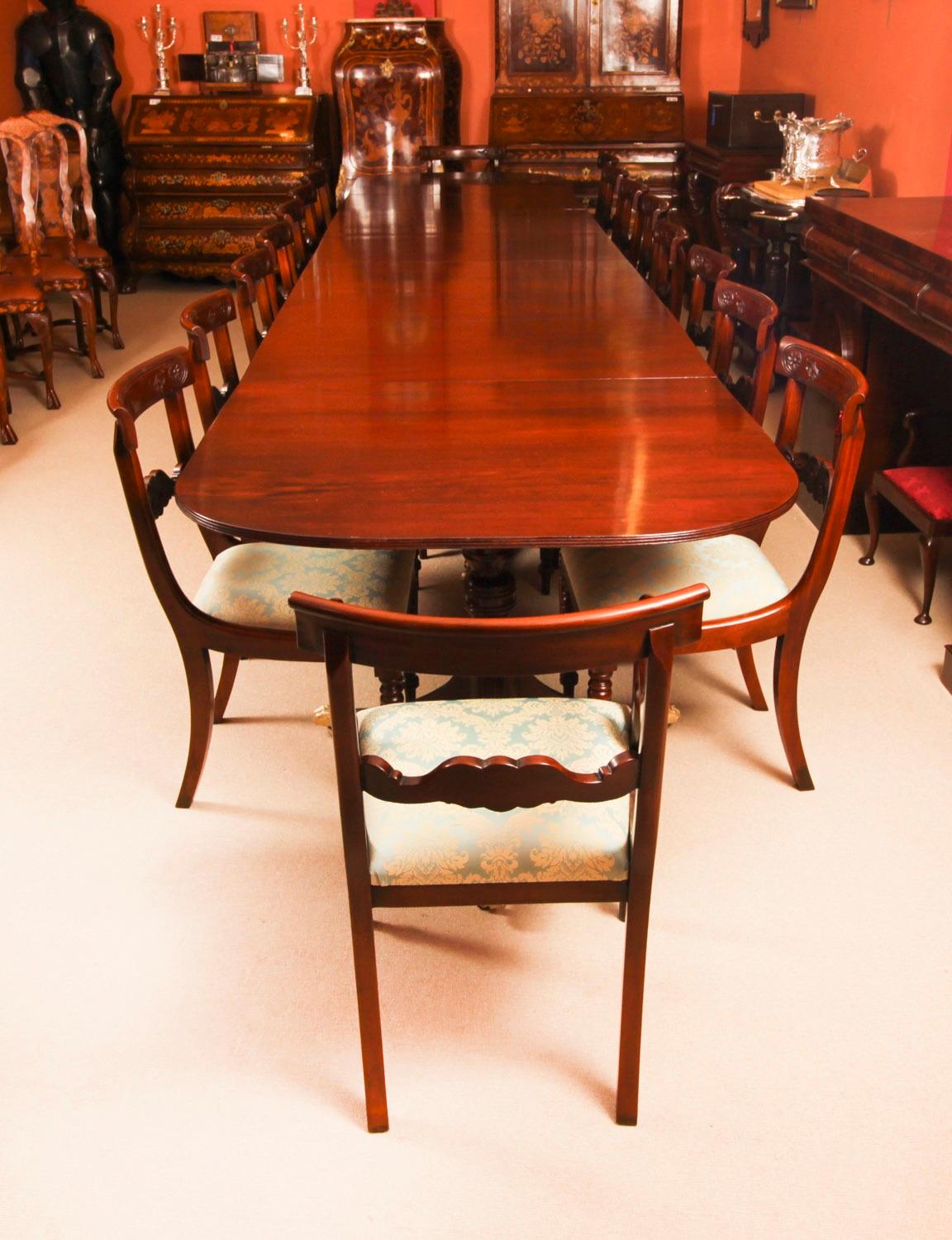 Il s'agit d'un superbe ensemble de salle à manger vintage Regency Revival comprenant une table à manger monumentale vintage de style Regency et un ensemble de dix-huit chaises de salle à manger à dossier de style Regency, datant de la seconde moitié