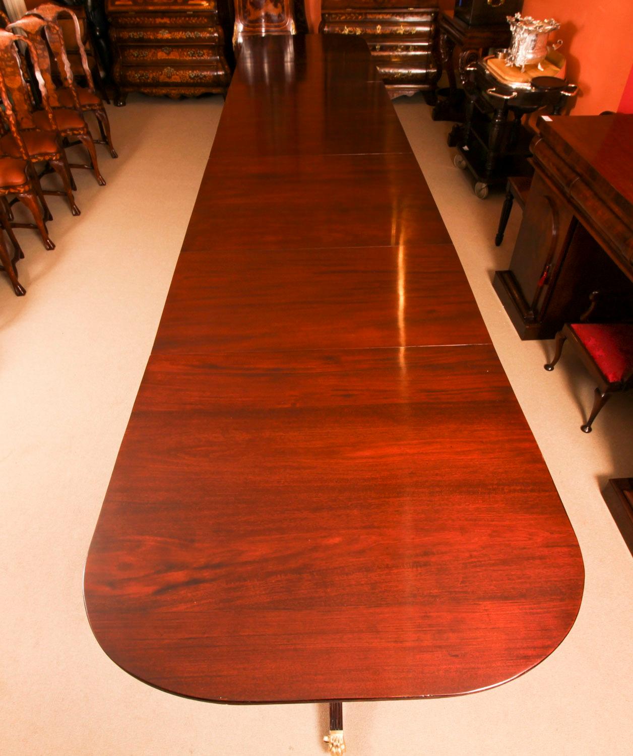 20ième siècle Table de salle à manger vintage à quatre piliers en acajou et 18 chaises de barback du 20ème siècle en vente