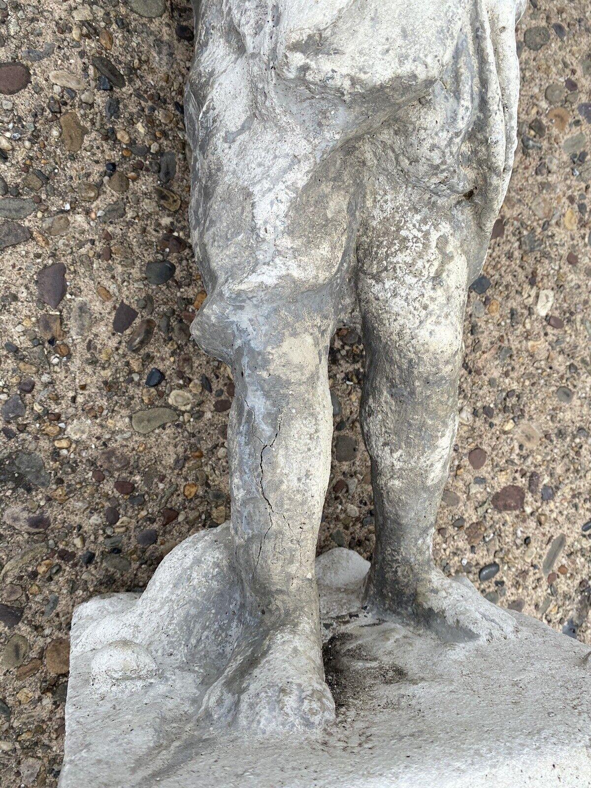 Pierre Statue de jardin vintage en forme de chérubin à quatre saisons Putti en ciment moulé pour ornement de jardin en vente