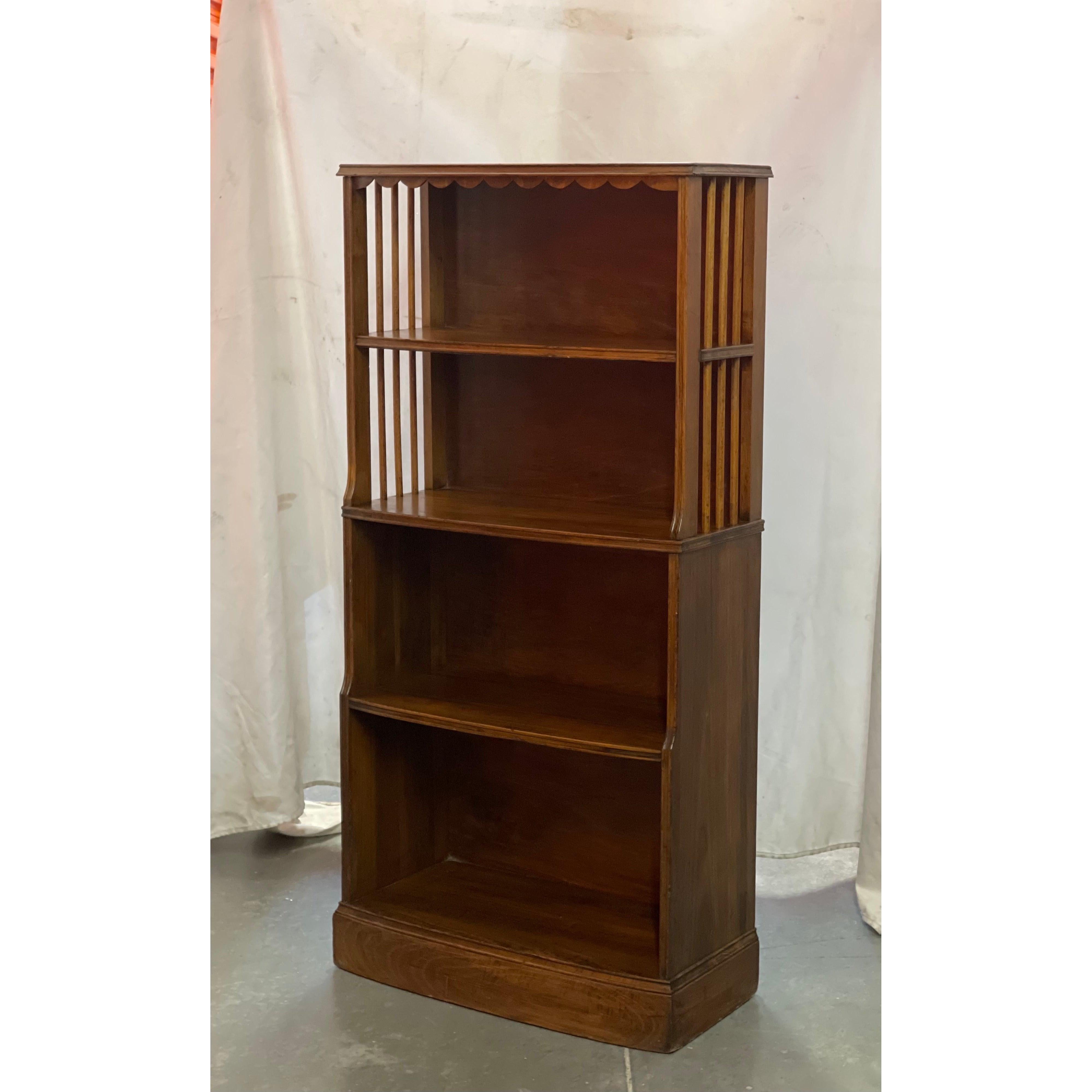 Vintage Four Shelf Bookshelf With Scallop Details in the Front In Good Condition For Sale In Seattle, WA