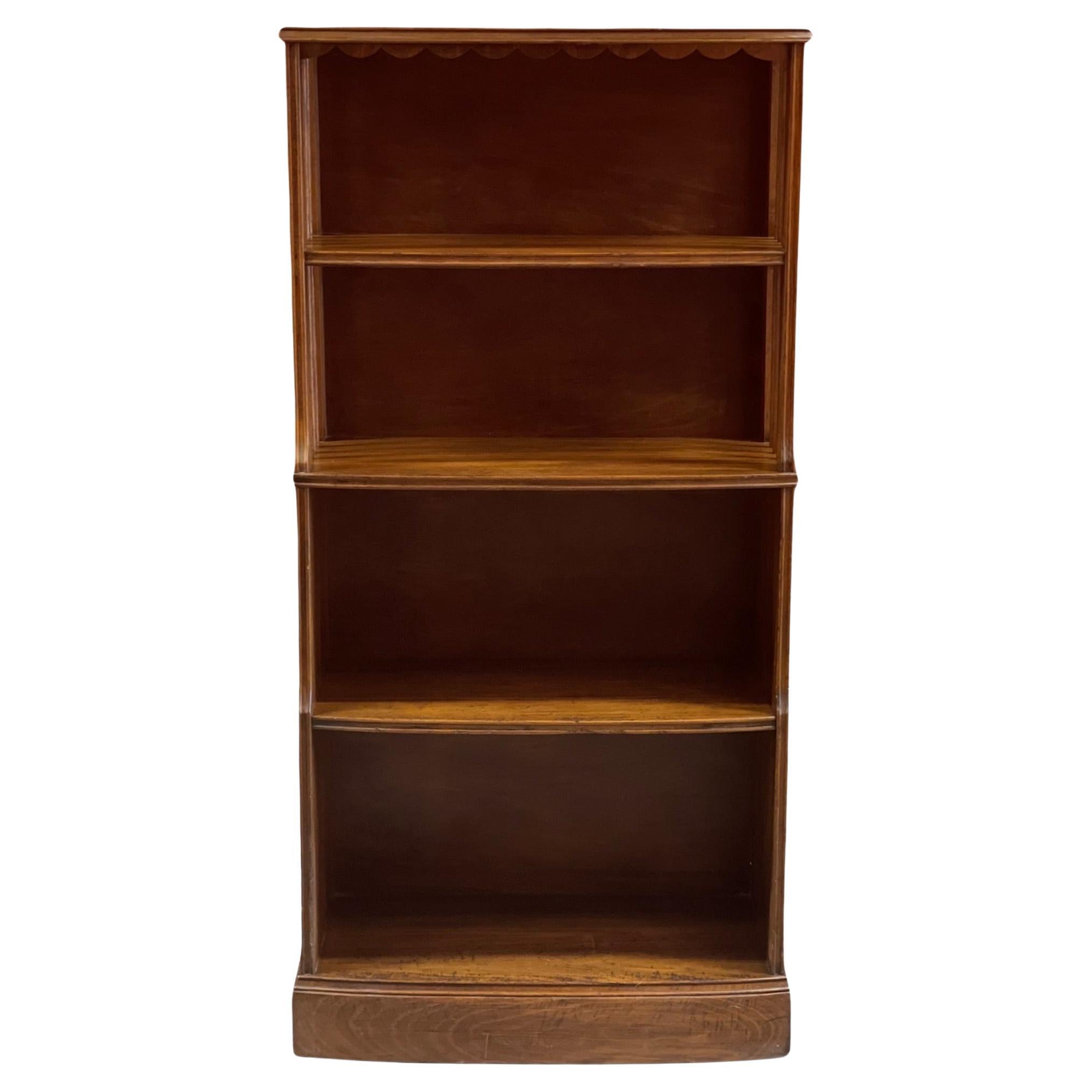 Vierreihiger Vintage-Bücherregal-Bücherregal mit Jakobsmuscheldetails auf der Vorderseite