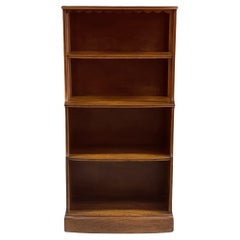 Vierreihiger Vintage-Bücherregal-Bücherregal mit Jakobsmuscheldetails auf der Vorderseite