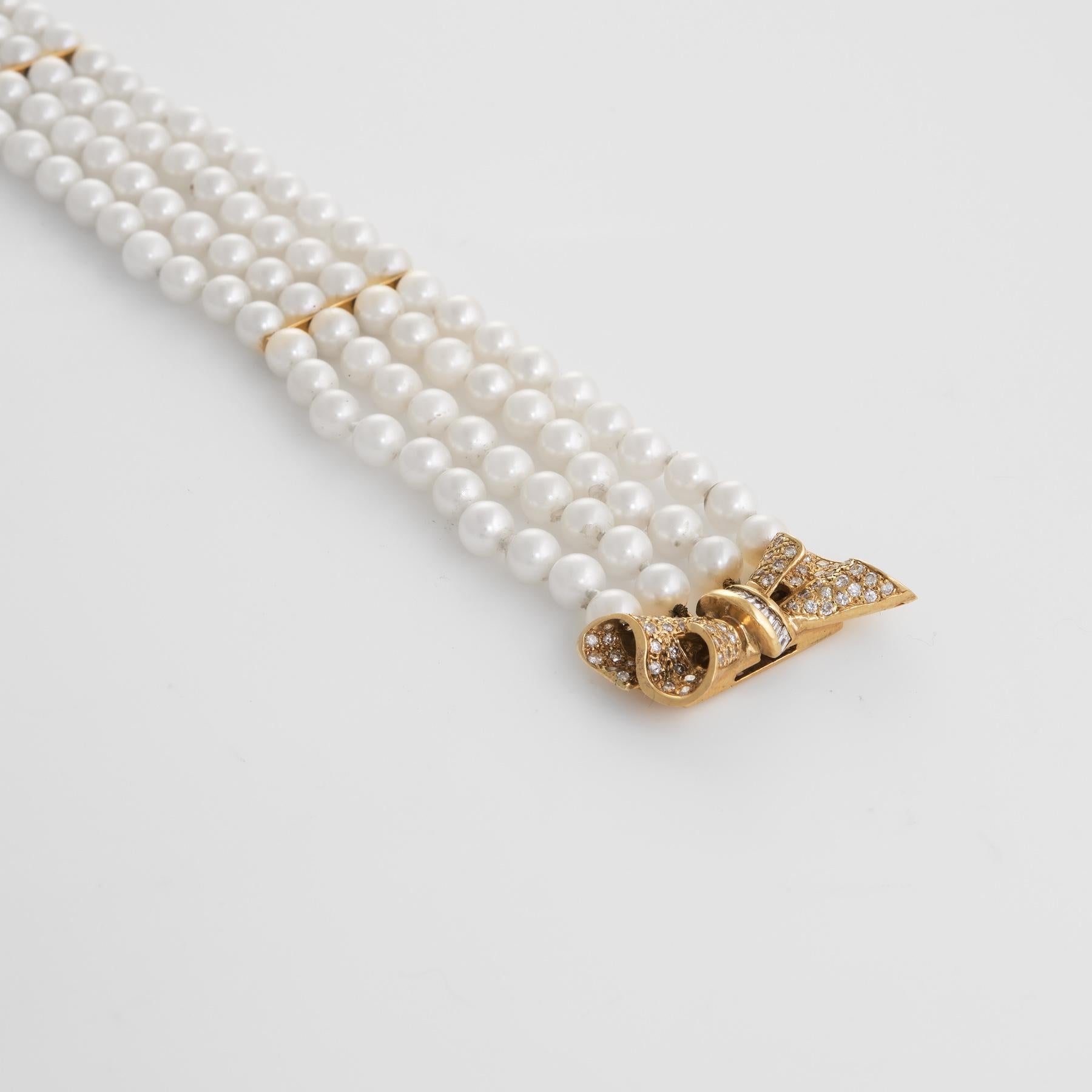 Elegante und fein detaillierte vierreihige Zuchtperlenkette mit Diamantverschluss.   

Die Zuchtperlen sind einheitlich groß und messen (durchschnittlich) 6 mm. Die Perlen sind einzeln geknotet und mit vier gleichmäßig über die Kette verteilten