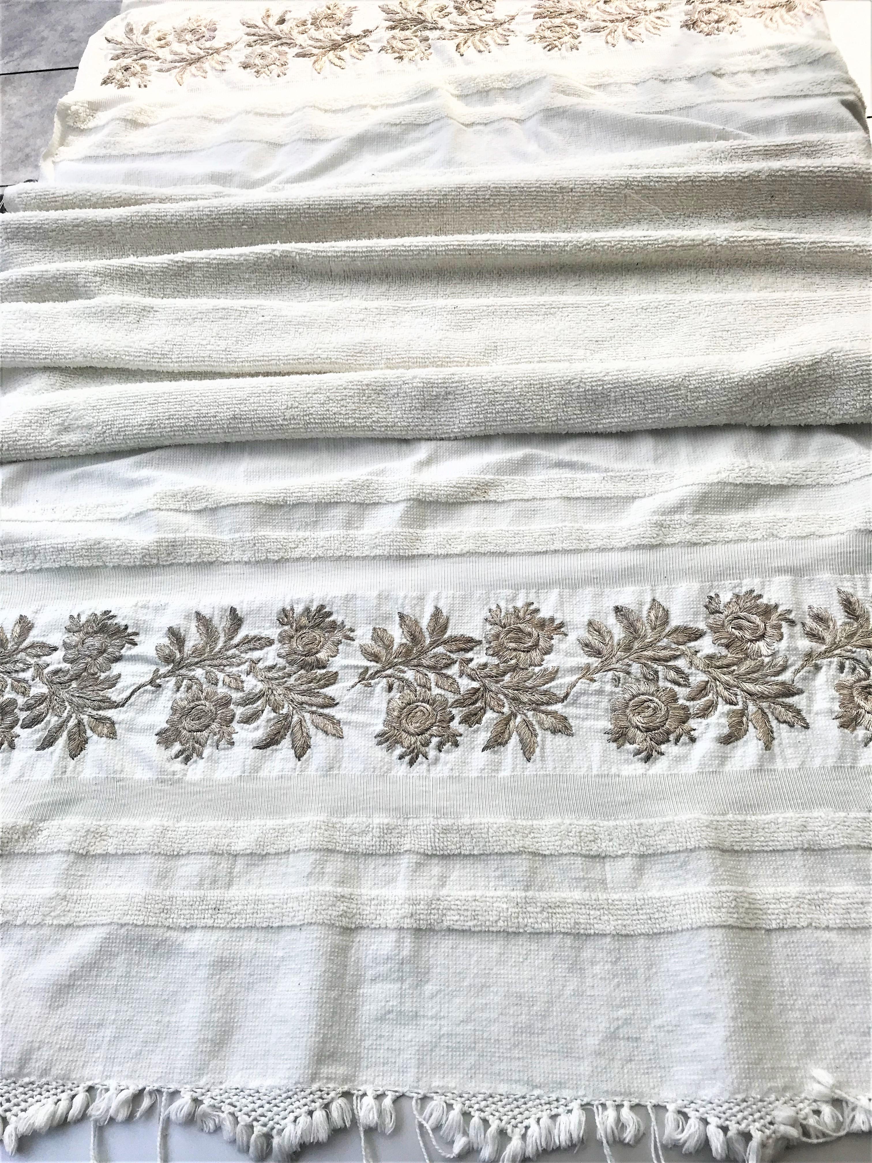 Magnifique serviette de hammam ancienne, grande et petite, de couleur blanc cassé, avec de grandes fleurs et des feuilles brodées d'un fil d'argent. Vous pouvez l'utiliser comme une serviette de plage - serviette de bain couverture de pique-nique,