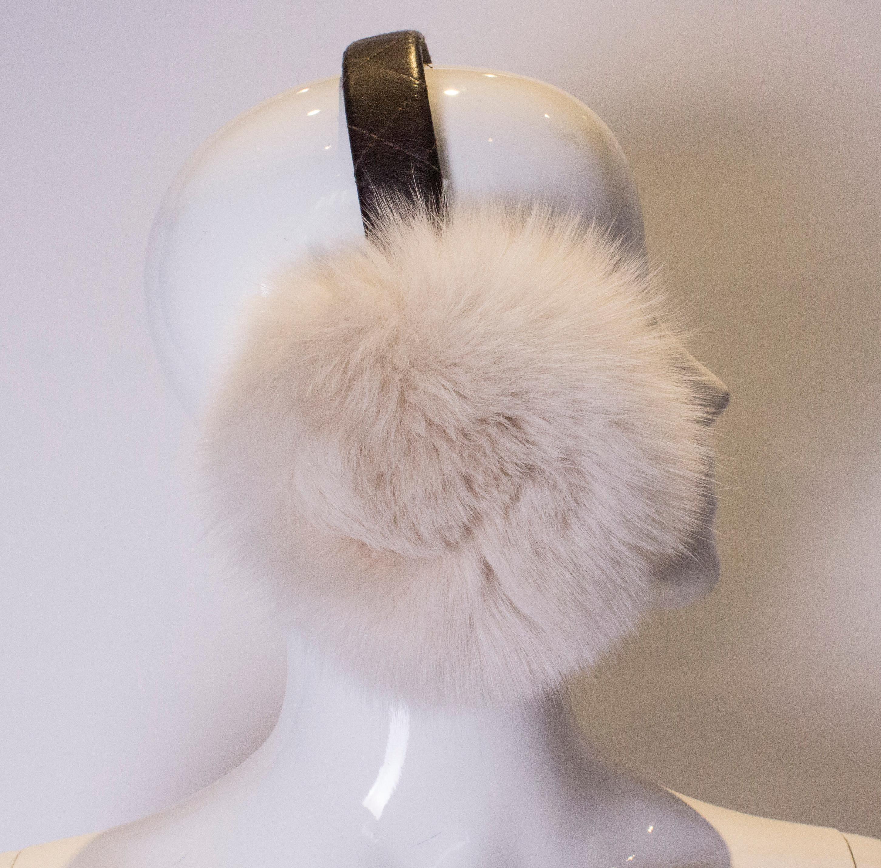 Diese lustigen, praktischen und nie benutzten Ohrenschützer aus Fuchspelz sind ideal für den Winter.
Sie sind weiß und haben ein elegantes, braunes Lederband als Verbindung.
