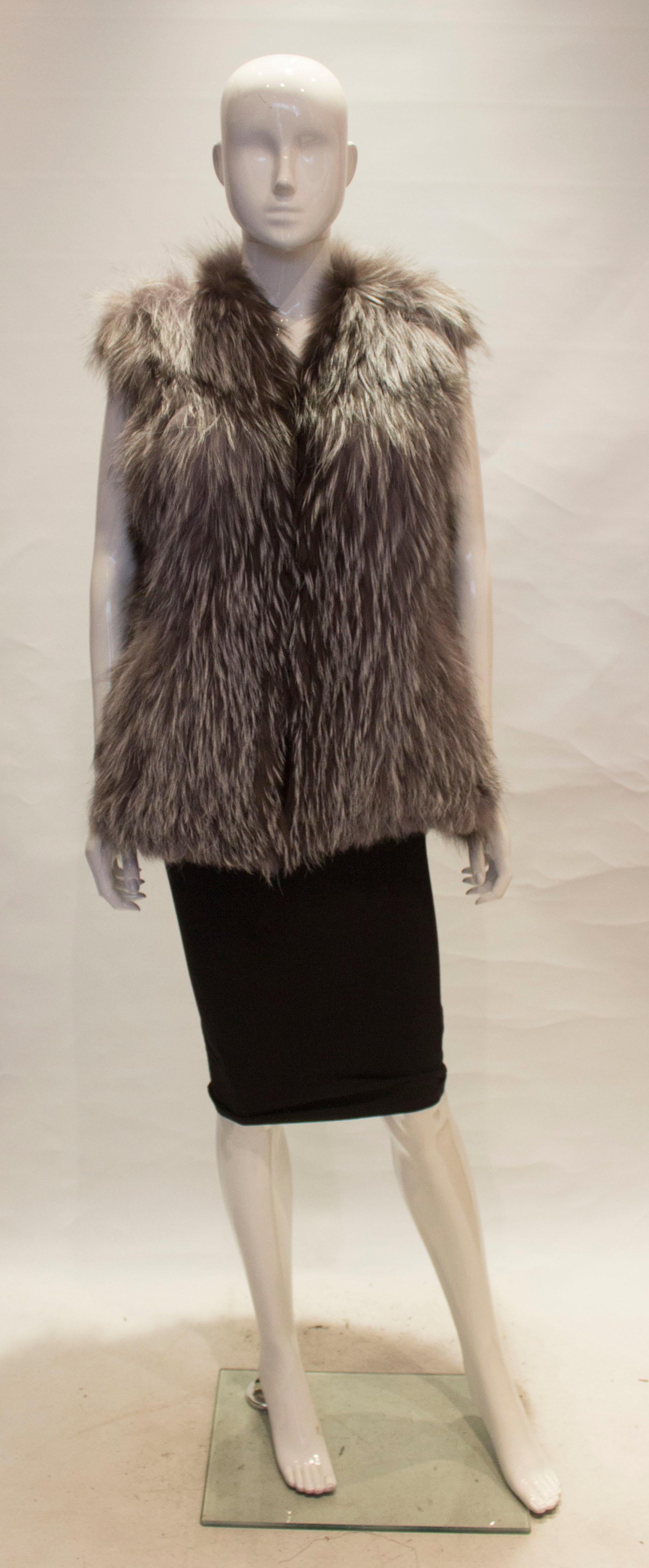 A warm and chic vintage fox fur gillet. The gillet has a v nekcline, pocket on either side and is fully lined.