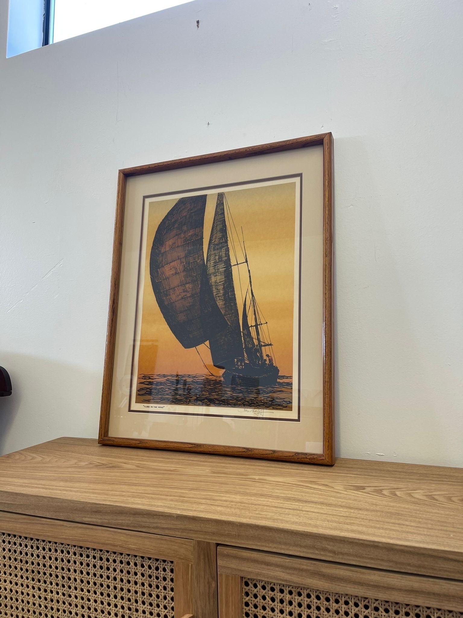 Dieser Druck zeigt eine malerische Ansicht eines Segelbootes auf dem Wasser mit einem gelb getönten Hintergrund. Hergestellt von einem Washingtoner Künstler. Gerahmt und mattiert in einem Holzrahmen. Vintage Condition Konsistent mit dem Alter wie