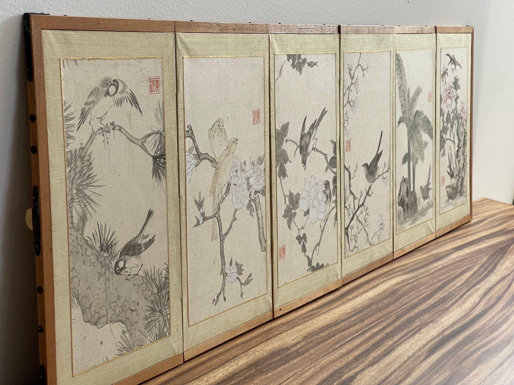 Cette pièce est composée de 6 panneaux d'œuvres d'art différents dans un seul cadre. Motifs d'éléments de la nature, d'oiseaux et de fleurs. Cadre en bois. Vintage Condition Consistent with Age as Pictured.

Dimensions. 50 1/2 L ; 3/4 P ; 15 G