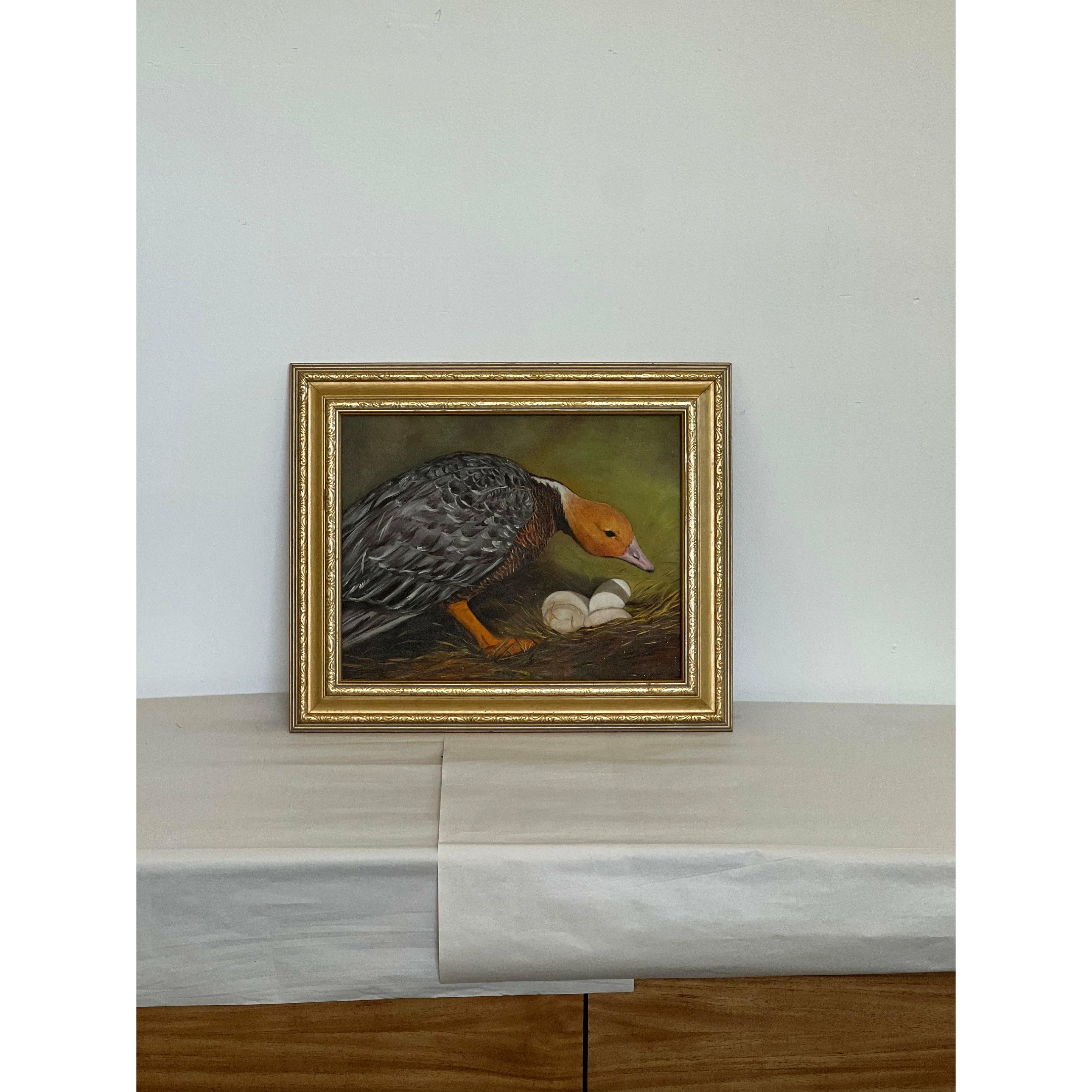 Schön gerahmtes Gemälde mit der Darstellung eines Vogels, der sich um sein Nest kümmert. Der Detailreichtum ist unglaublich, die Farben sind schön. Scheint Patina auf dem gesamten Stück zu sein.

Abmessungen. 18 B ; 15 H
