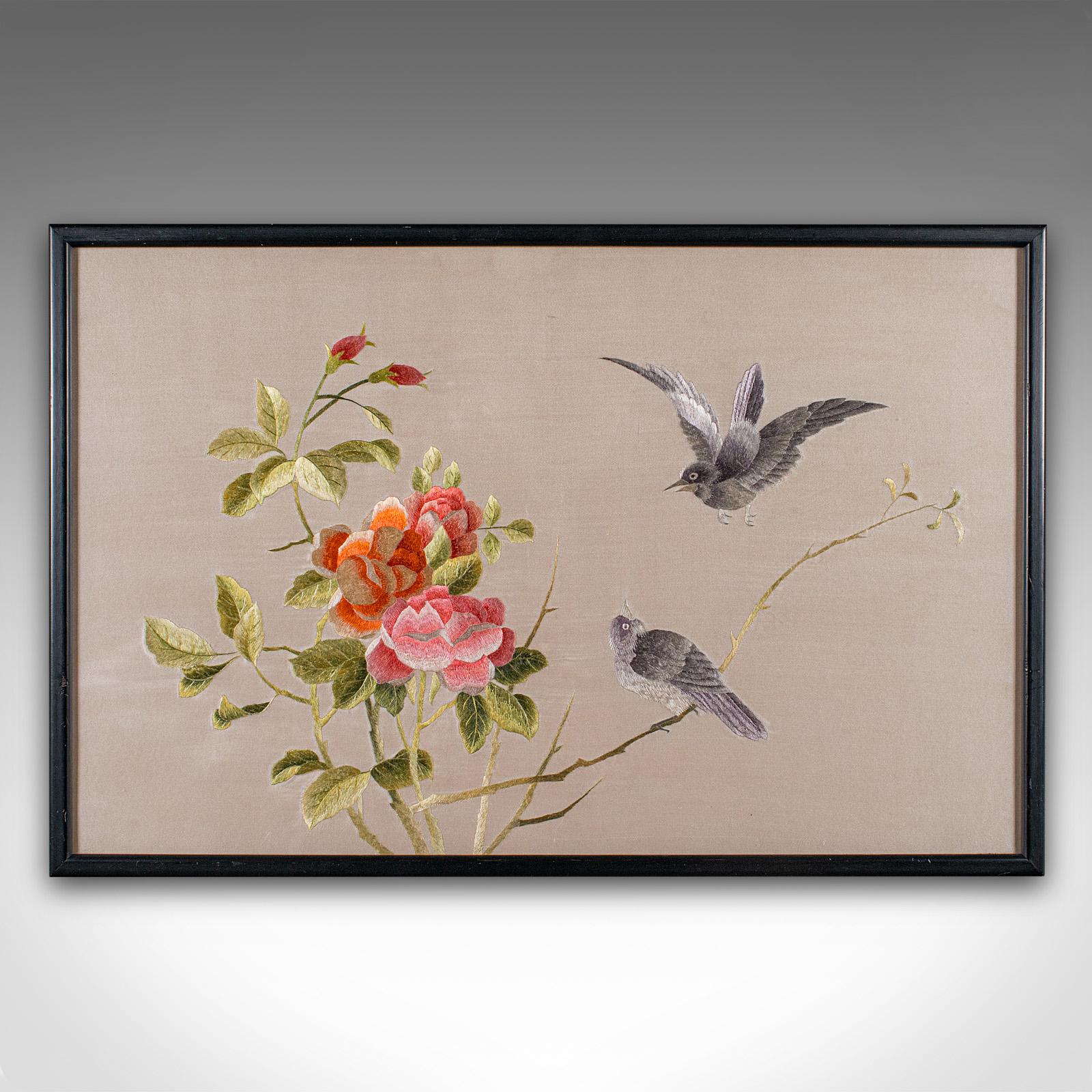 
Se trata de una escena de pájaros enmarcada de época. Expositor de bordados japoneses de seda y algodón, del periodo Art Déco, hacia 1940.

Atractivo sabor oriental con atractivo para el ornitólogo
Mostrando una deseable pátina envejecida y en buen