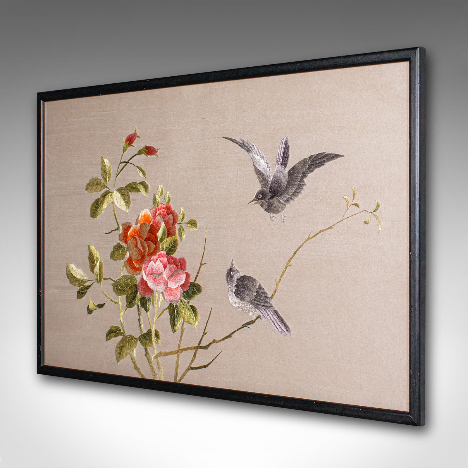 Escena de Pájaro Vintage Enmarcada, Japonesa, Bordado de Algodón de Seda, Art Decó, C.1940 Japonés en venta