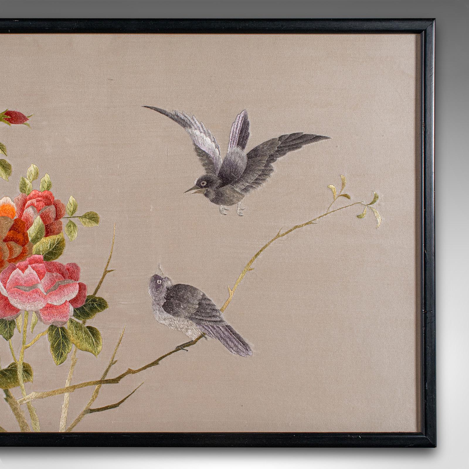 Escena de Pájaro Vintage Enmarcada, Japonesa, Bordado de Algodón de Seda, Art Decó, C.1940 siglo XX en venta