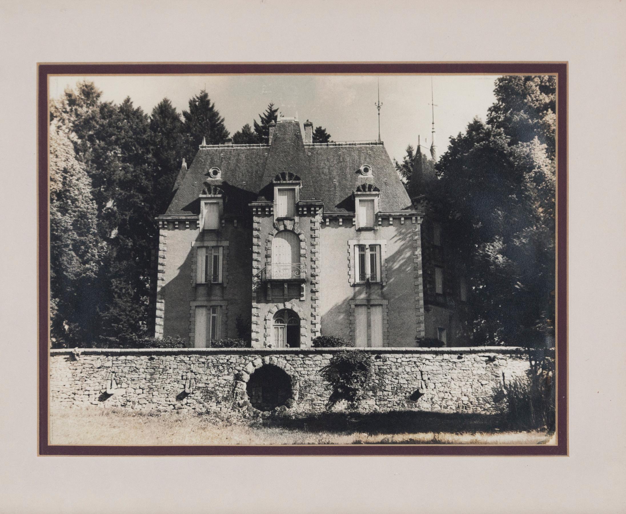 Gerahmte Schwarz-Weiß-Fotografie im Vintage-Stil, „Le Chateau“, Frankreich, um 1950 (Französisch) im Angebot