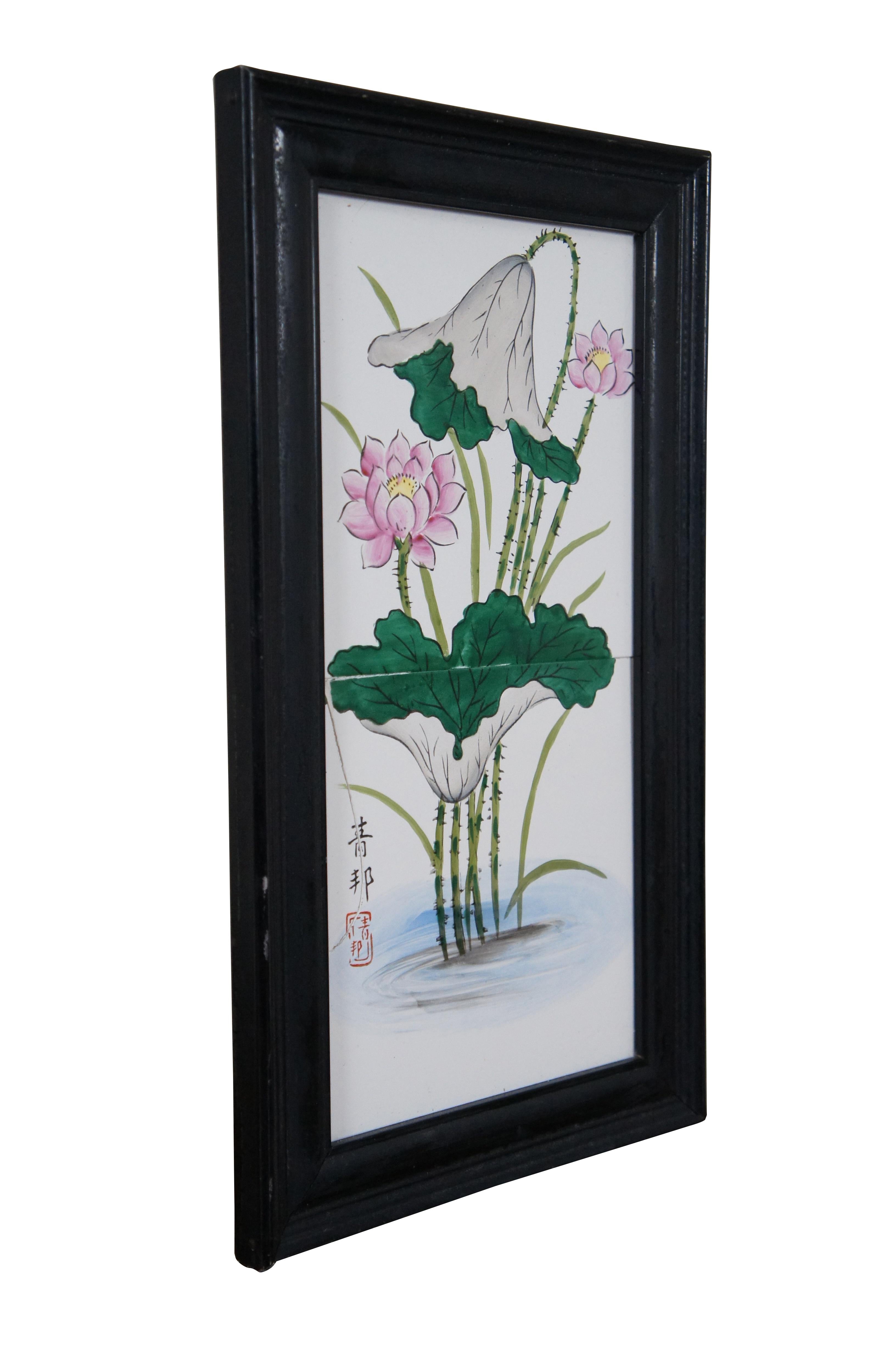 Chinoiseries Vieux carreaux de porcelaine chinois peints à la main, encadrés avec des fleurs de lys d'eau et de lotus 14 pouces en vente