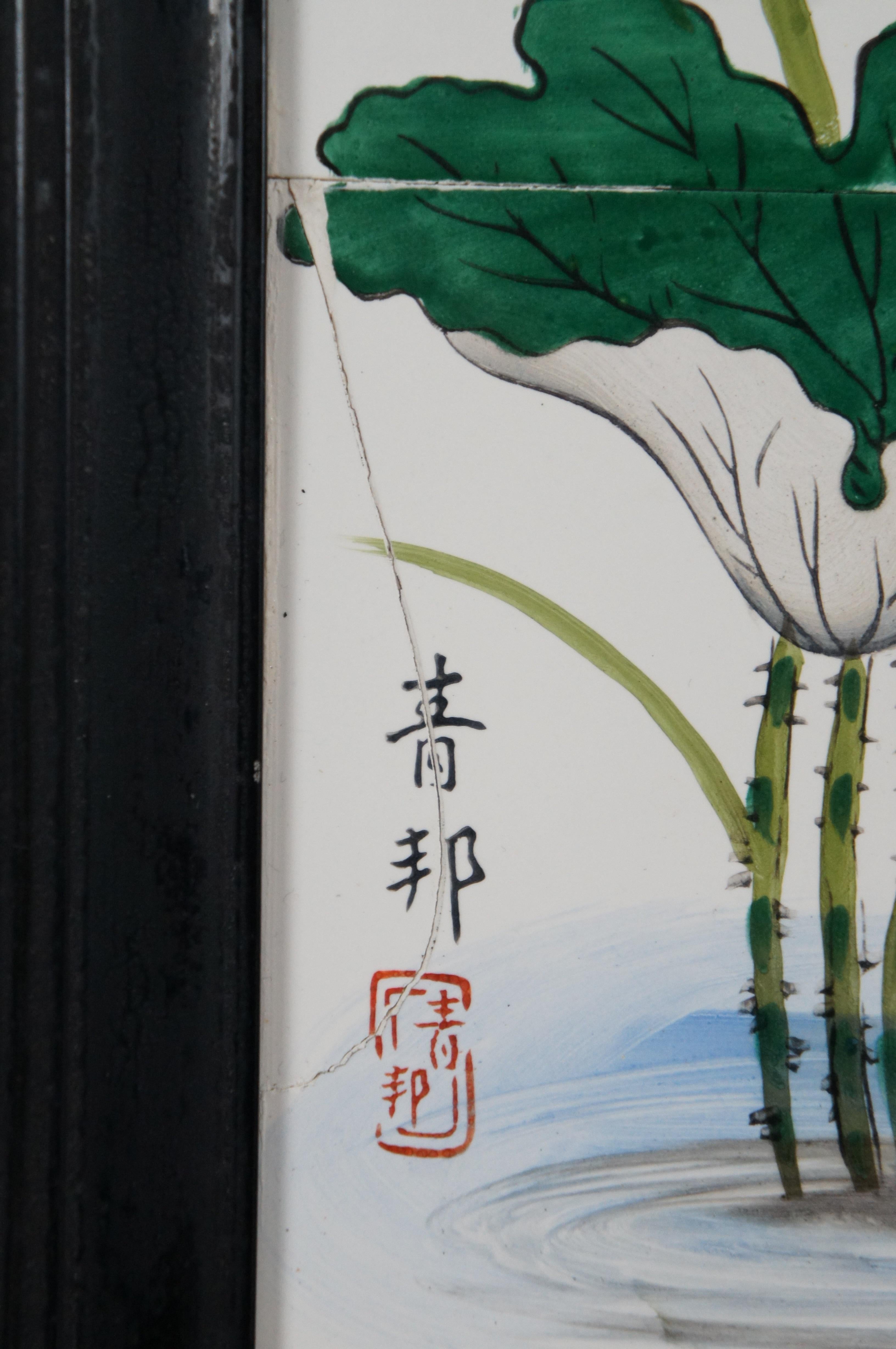 Vieux carreaux de porcelaine chinois peints à la main, encadrés avec des fleurs de lys d'eau et de lotus 14 pouces en vente 1