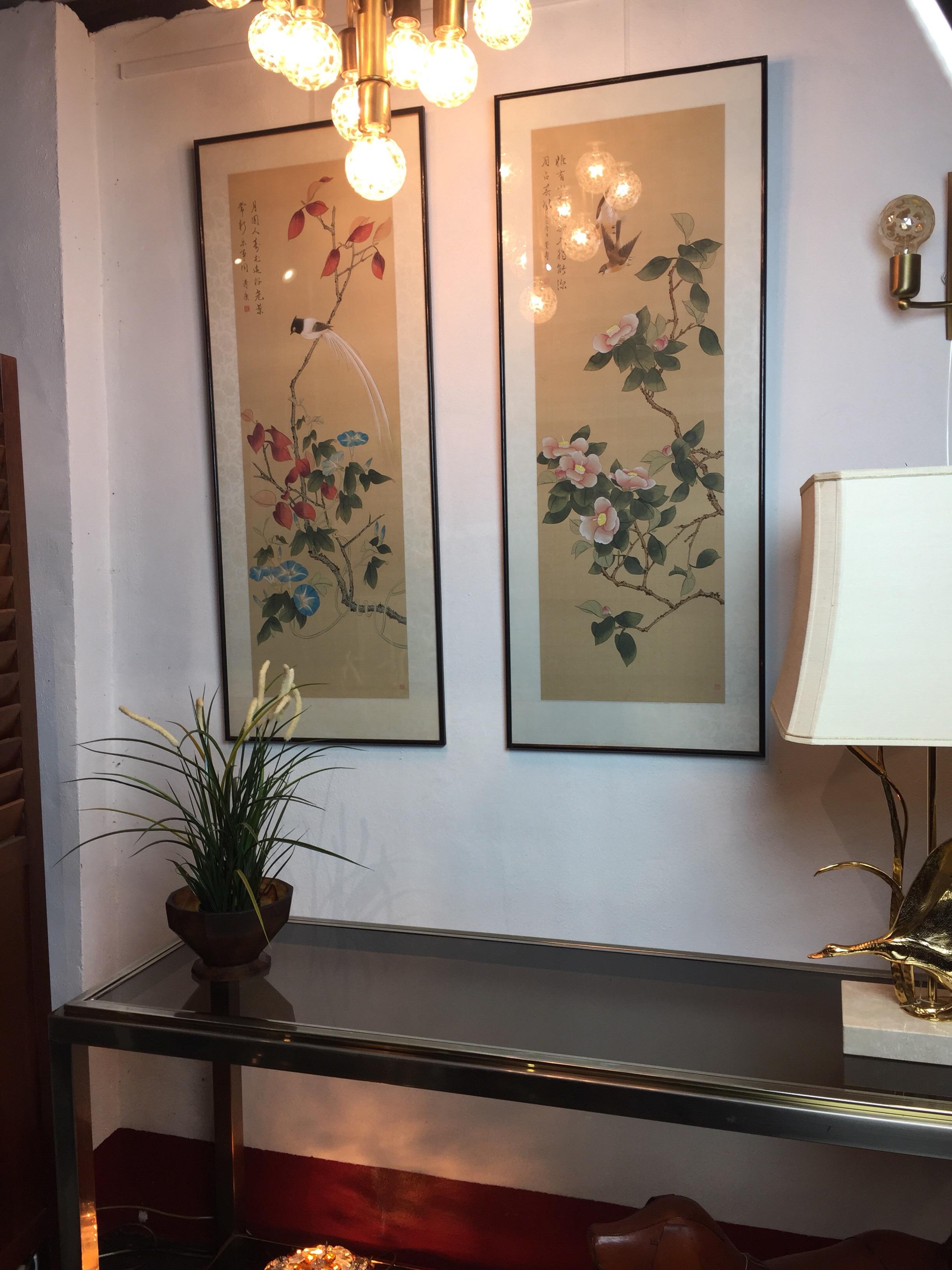 Schöne und originelle japanische Aquarellmalerei auf Seide
mit Vögeln - Paradiesvögel:: Bäume mit Blumen umgeben - Blumenzweig. 
Asiatische Kunst - Kunstwerke aus den 1960er Jahren. 
Künstlersiegel-Stempel rechts unten und auf der Rückseite. 

Diese