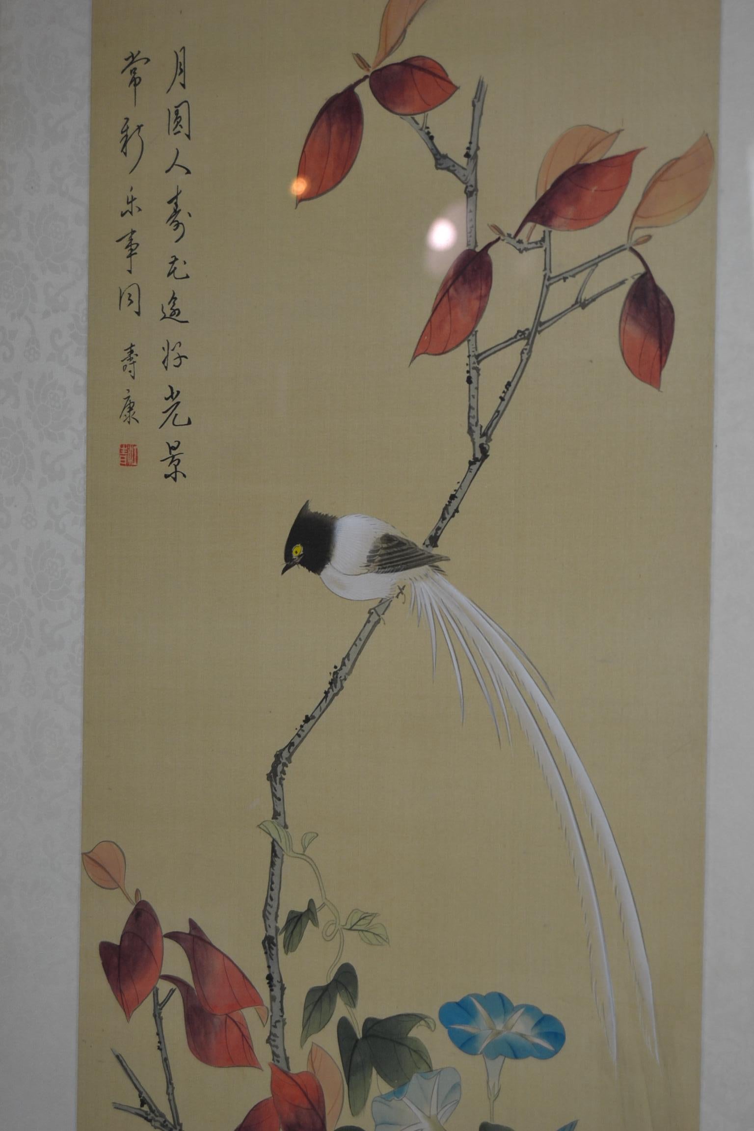 Gerahmte japanische Handgemälde auf Seide mit Vögeln und Blumen im Vintage-Stil (Moderne der Mitte des Jahrhunderts)