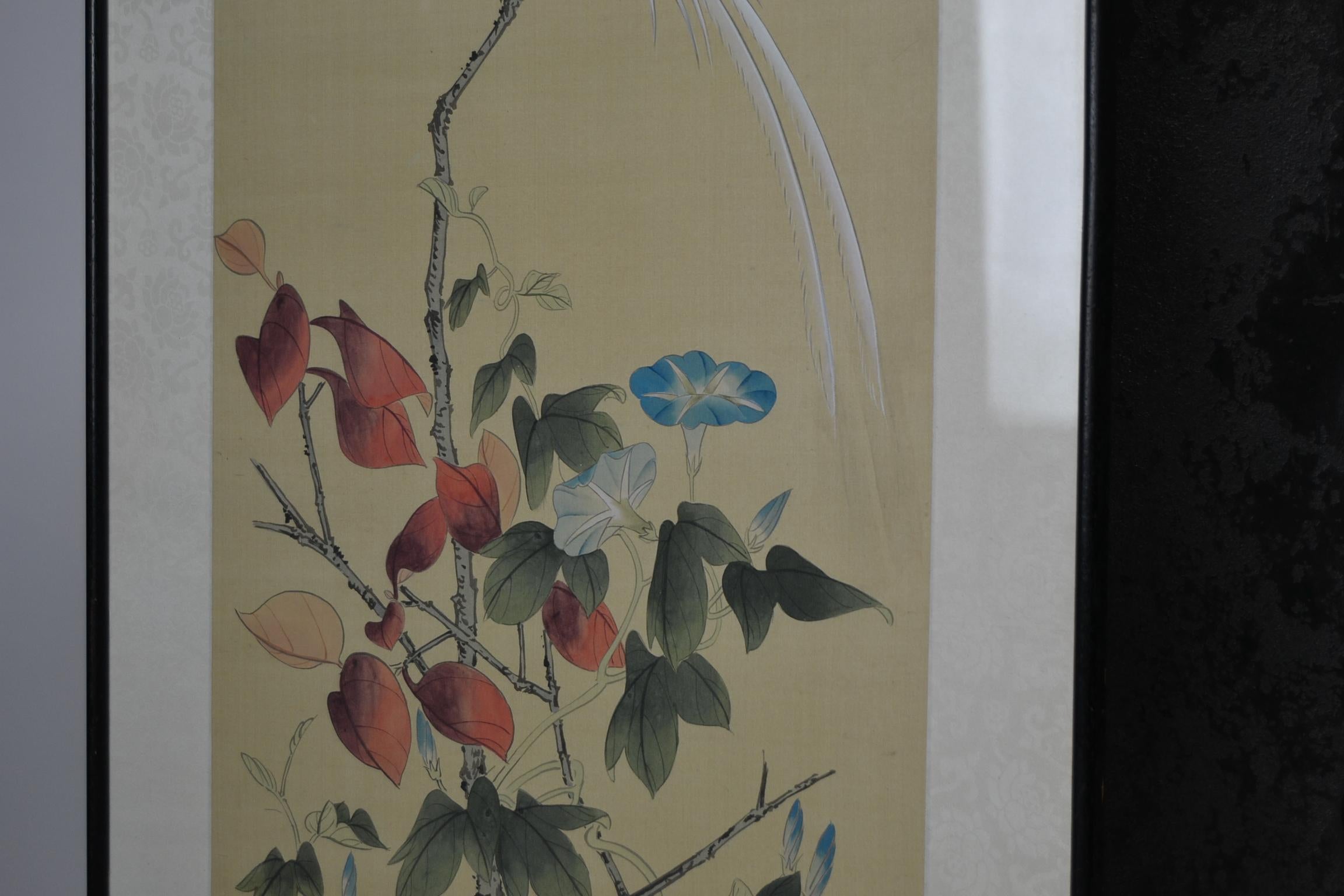 Gerahmte japanische Handgemälde auf Seide mit Vögeln und Blumen im Vintage-Stil (Handbemalt)