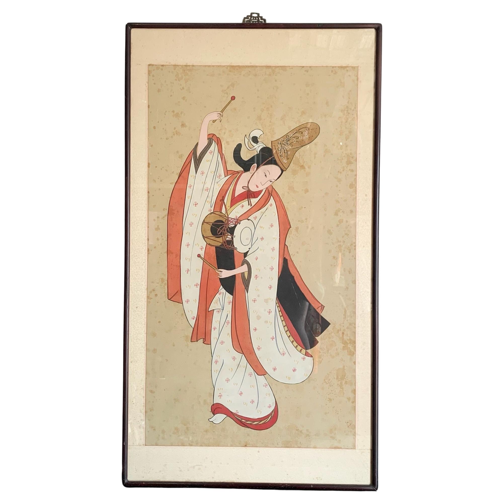 Pintura japonesa vintage enmarcada en seda de una bailarina tocando el tambor