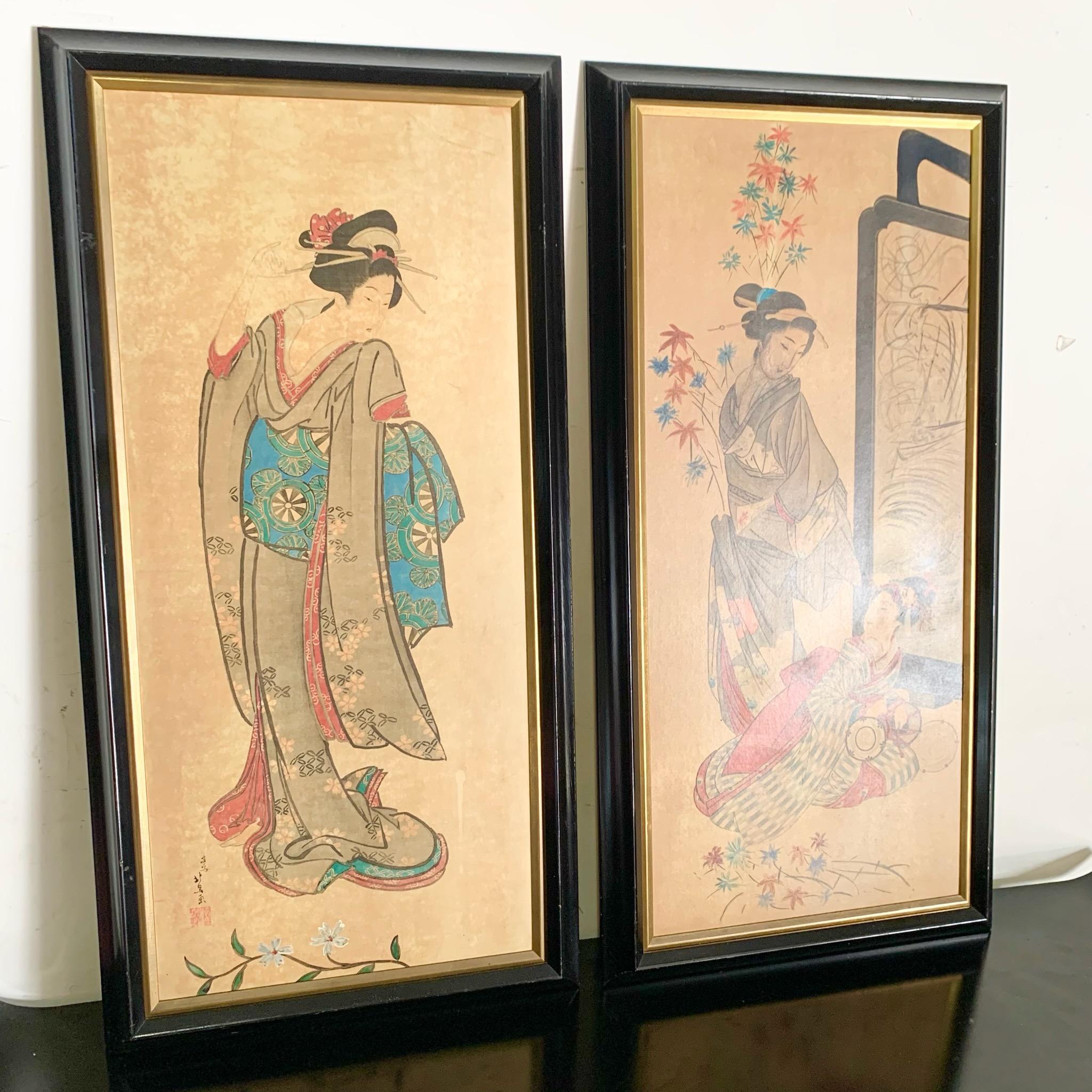 Verleihen Sie Ihrem Raum einen Hauch von orientalischer Eleganz mit diesem Paar gerahmter Japonisme-Drucke von Geishas im Vintage-Stil. Diese wunderschön detaillierten Drucke fangen die Anmut und Gelassenheit der traditionellen japanischen Kultur