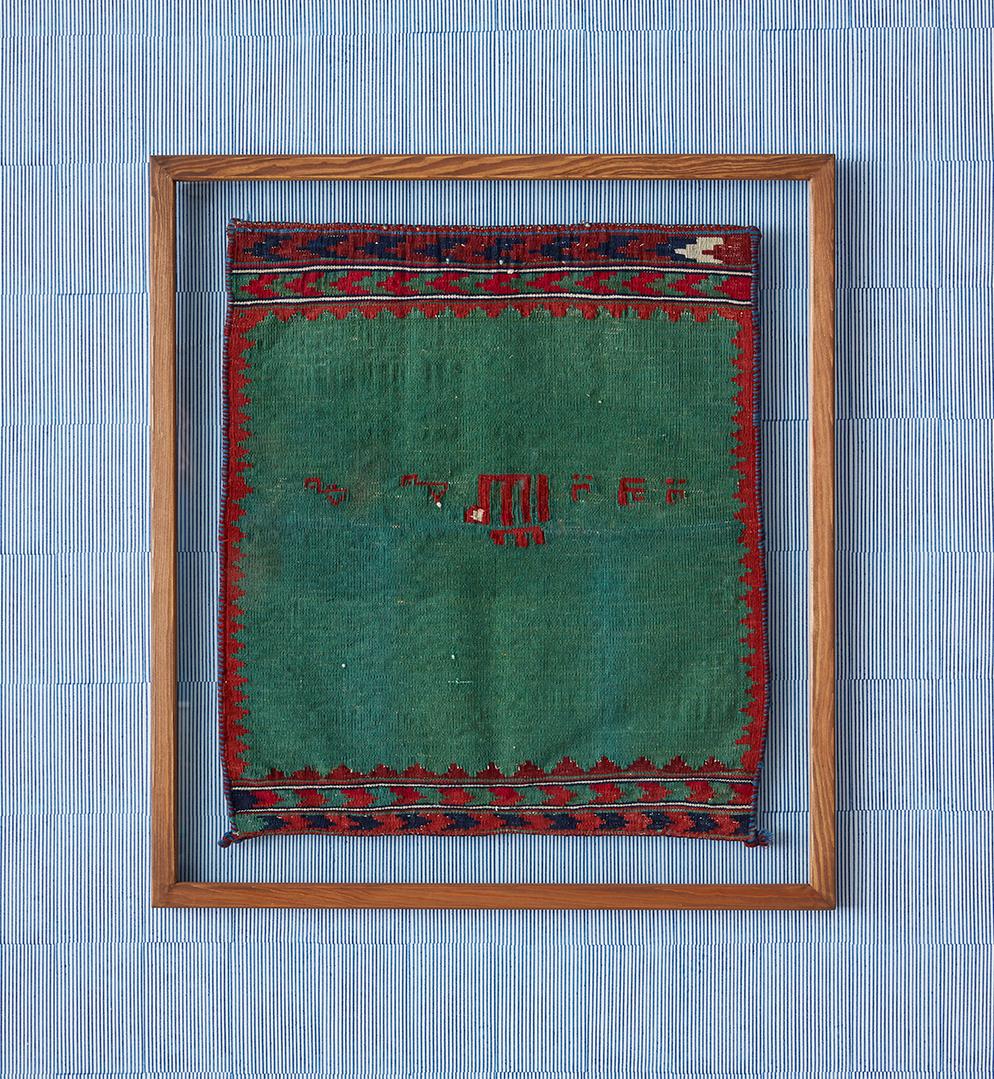 Vintage

Framed Kashgai kelim rug.

H 59 x W 51 cm