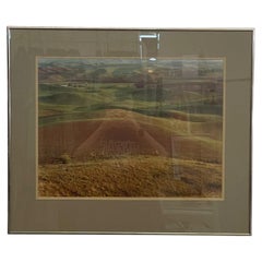 Vintage-Landschaftsfoto in Rahmen mit sanften Hügeln auf Ackerland, signierter Abzug.