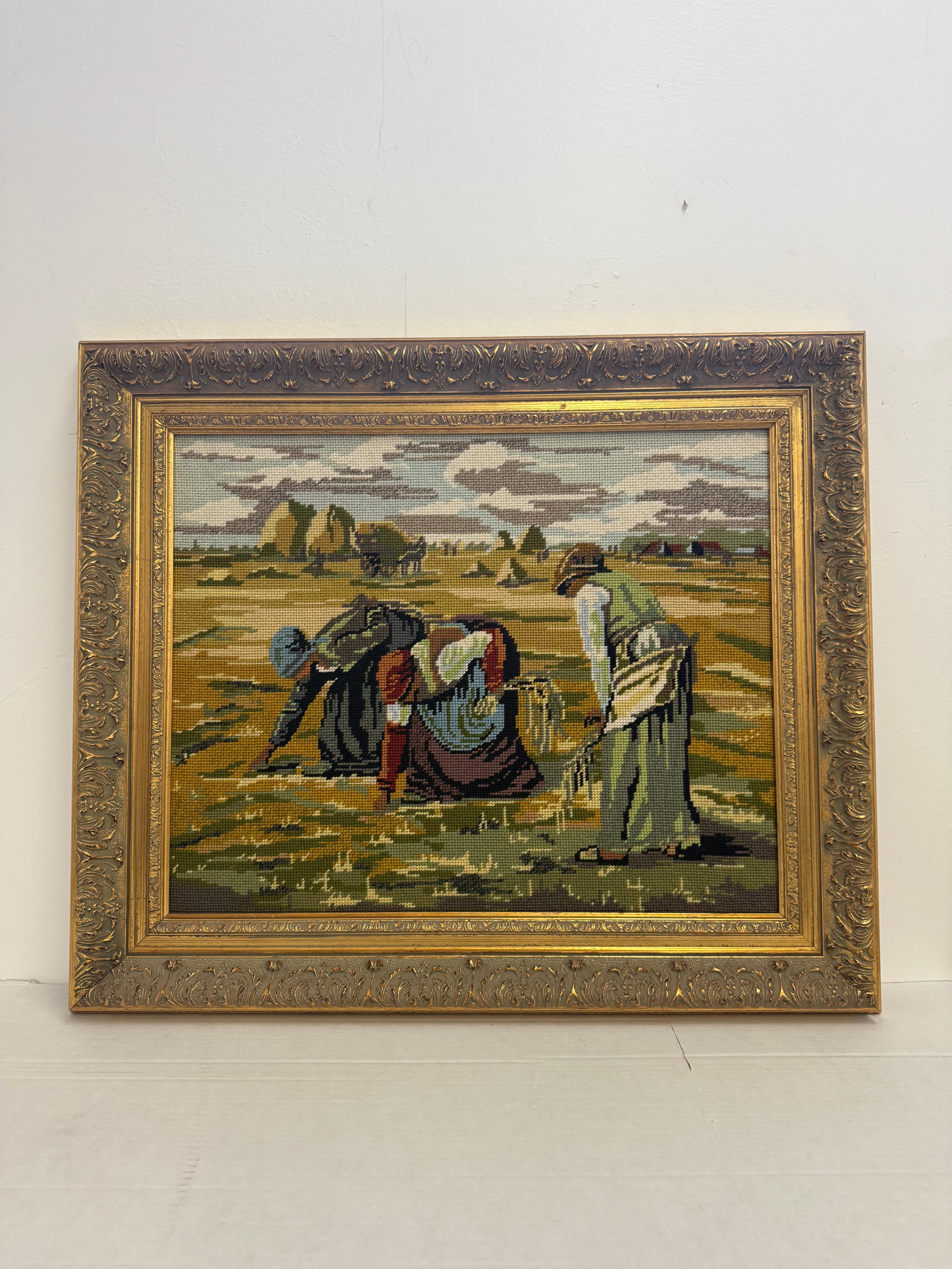 Verleihen Sie Ihren Räumen einen Hauch von klassischer Eleganz mit diesem gerahmten Wandteppich aus Nadelspitze im Vintage-Stil, inspiriert von den Gleaners, einem berühmten Gemälde von Jean-François Millet aus dem 19. Jahrhundert. Dieses