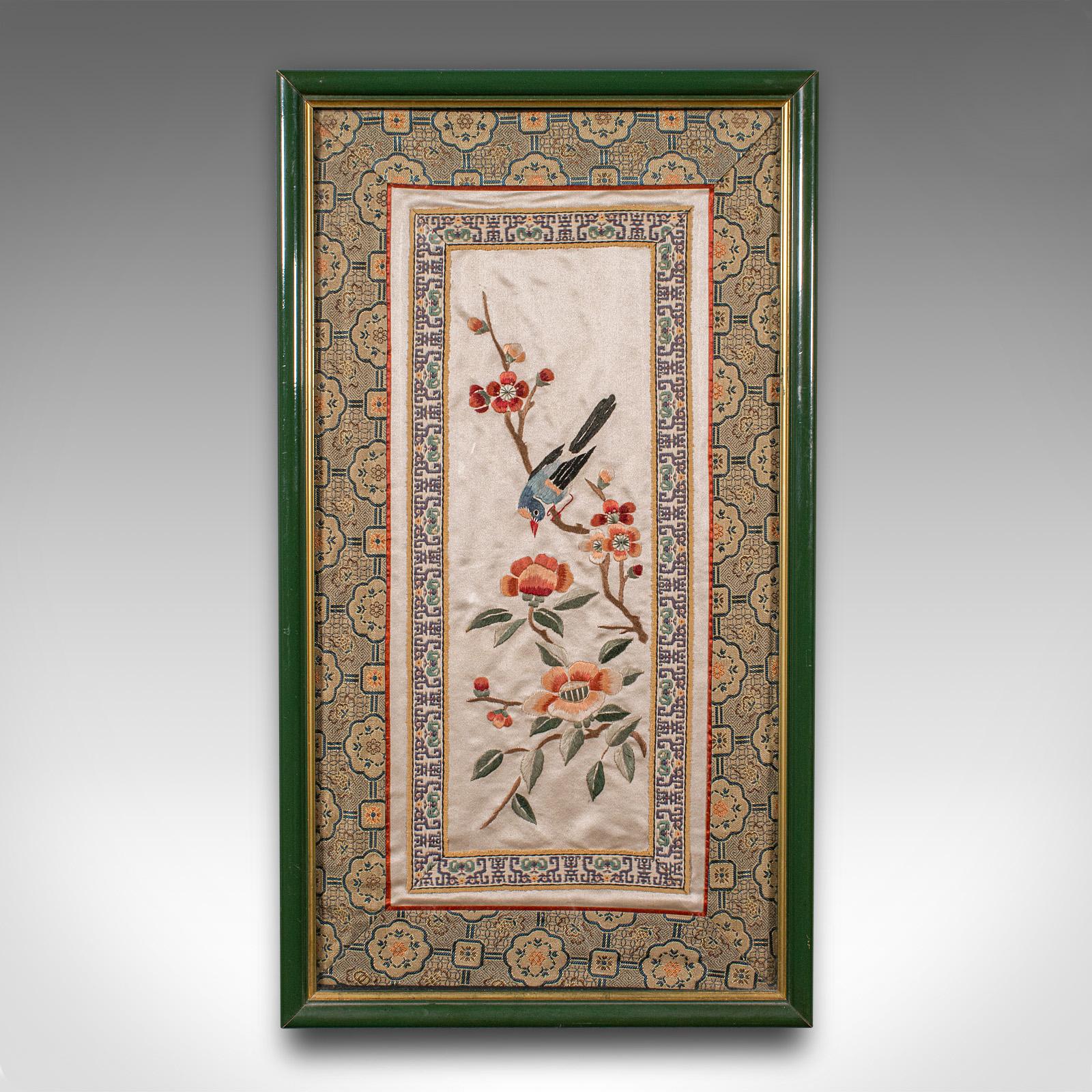 Dies ist ein Vintage gerahmt dekorative Seidenarbeit Panel. Eine japanische, gestickte Seiden-Baumwoll-Nadelspitzenszene aus der Zeit des Art déco, ca. 1930. Eine reizvolle Darbietung traditioneller Handwerkskunst mit farbenfrohem