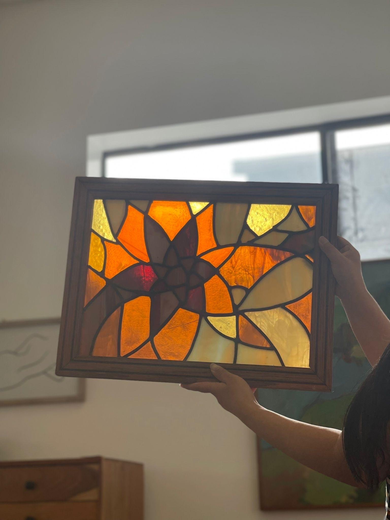 Vintage Framed Stained Glass Brown Beige Yellow White Abstract Flower Pattern.Has a Crack.

Dimensions. 14.5 W ; 1 D ; 19 H