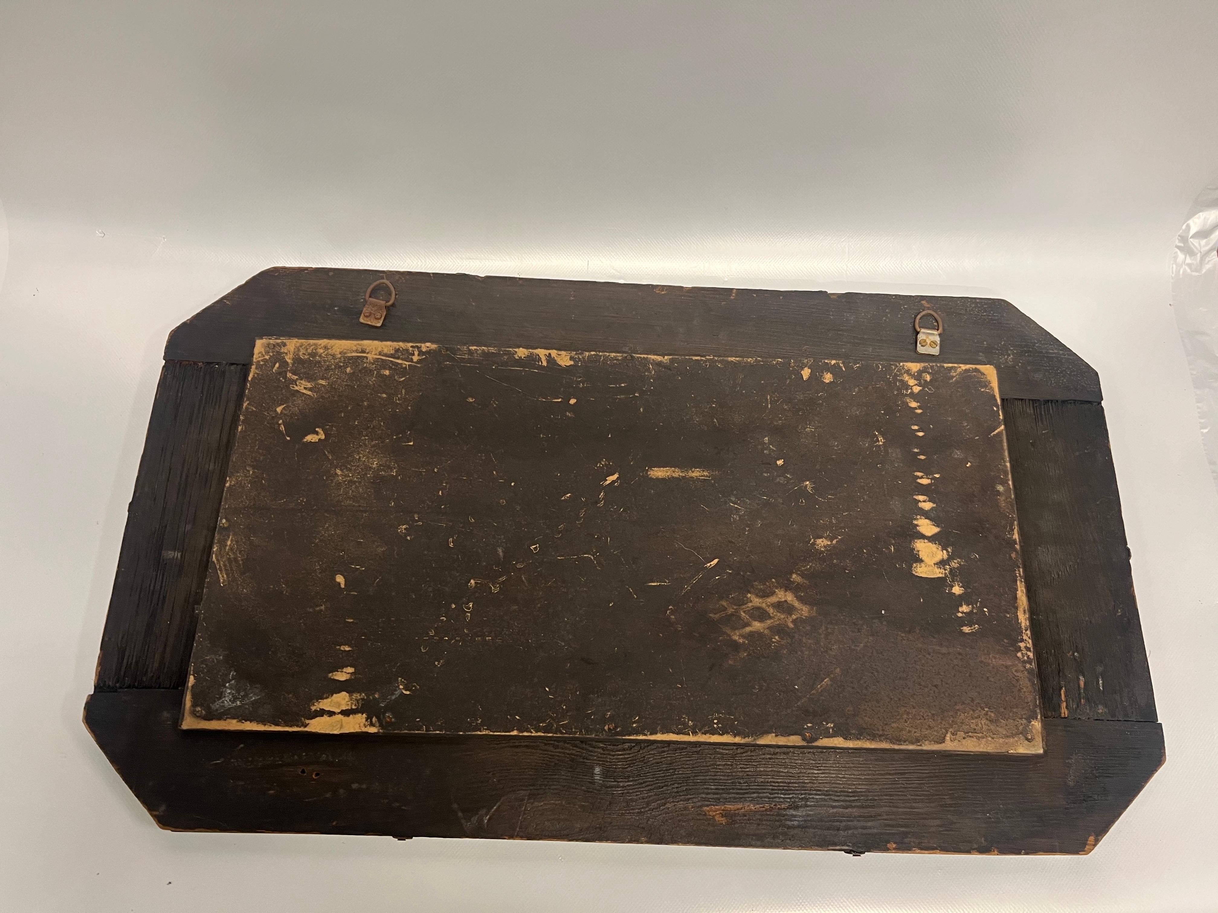 Ce magnifique miroir suspendu est vraiment superbe. De forme rectangulaire, le miroir a des bords festonnés et des attaches ornées. Le miroir est en très bon état pour son âge avec juste quelques imperfections mineures au niveau du verre. Ce produit