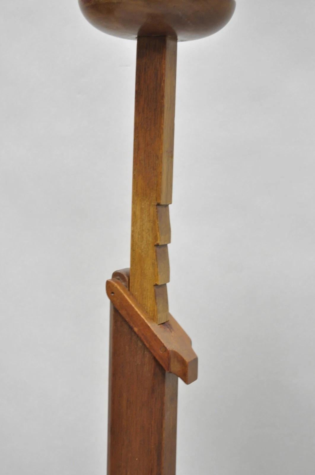 Lampada da terra a cricchetto in mogano stile Coloni Frances Elkins d'epoca In condizioni buone in vendita a Philadelphia, PA