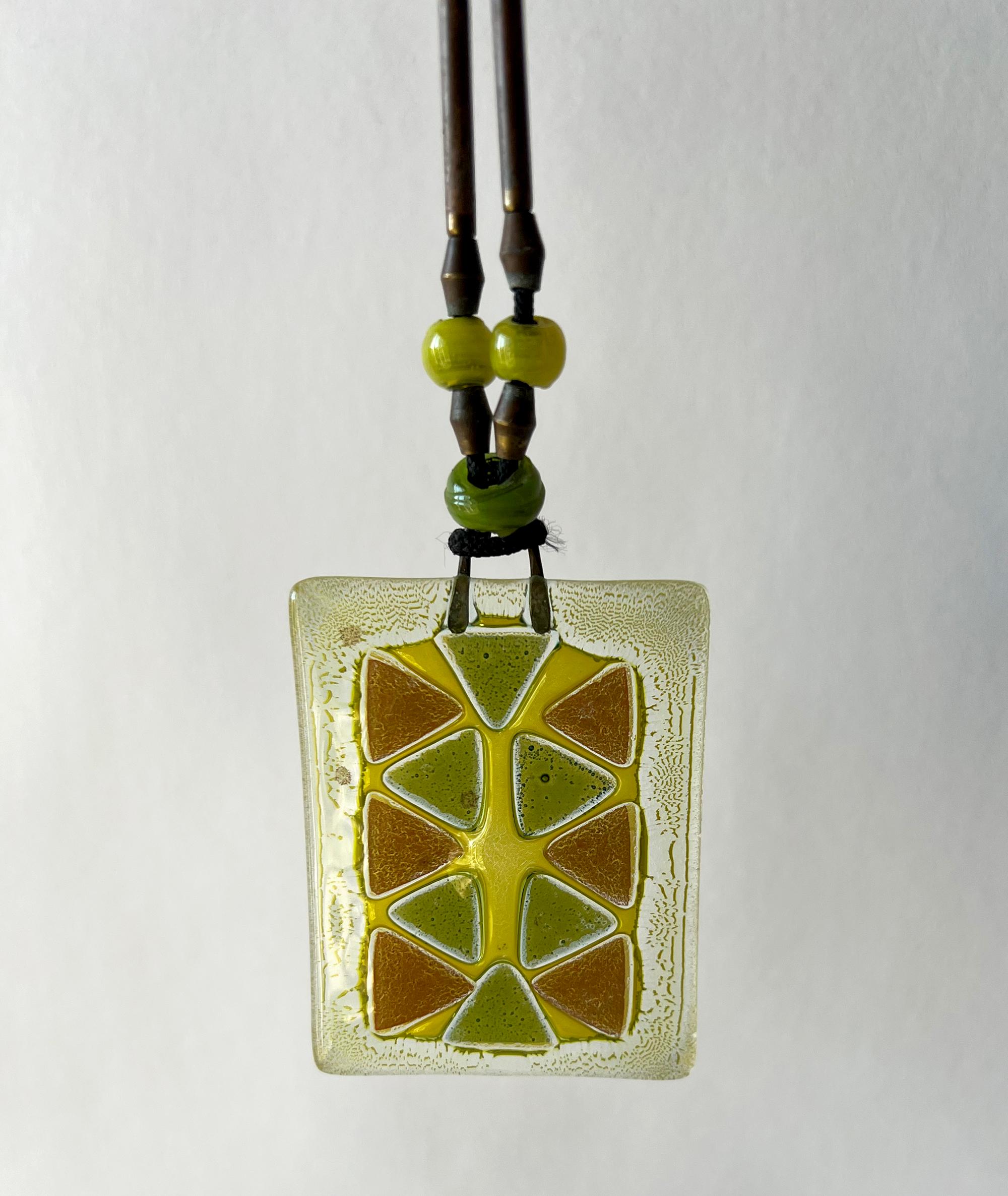 Collier pendentif en verre vert pâle des années 1960, fabriqué à la main par Frances et Michael Higgins de Riverside, Illinois.  Le pendentif mesure 2 1/2