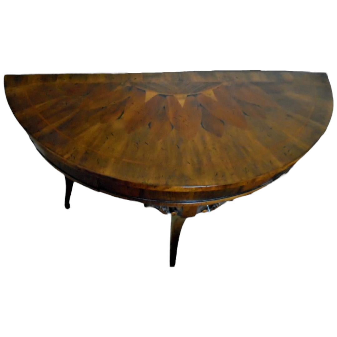 Dieser Demi-Lune-Tisch mit Intarsien von Francesca Molon ist eine schöne Ergänzung für jede Vintage-Möbelsammlung.  Dieser mit viel Liebe zum Detail gefertigte Tisch ist perfekt für alle, die die schönen Dinge des Lebens zu schätzen wissen.  Die