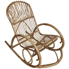 Superbe chaise à bascule vintage en bois cintré et bambou de style Franco Albini