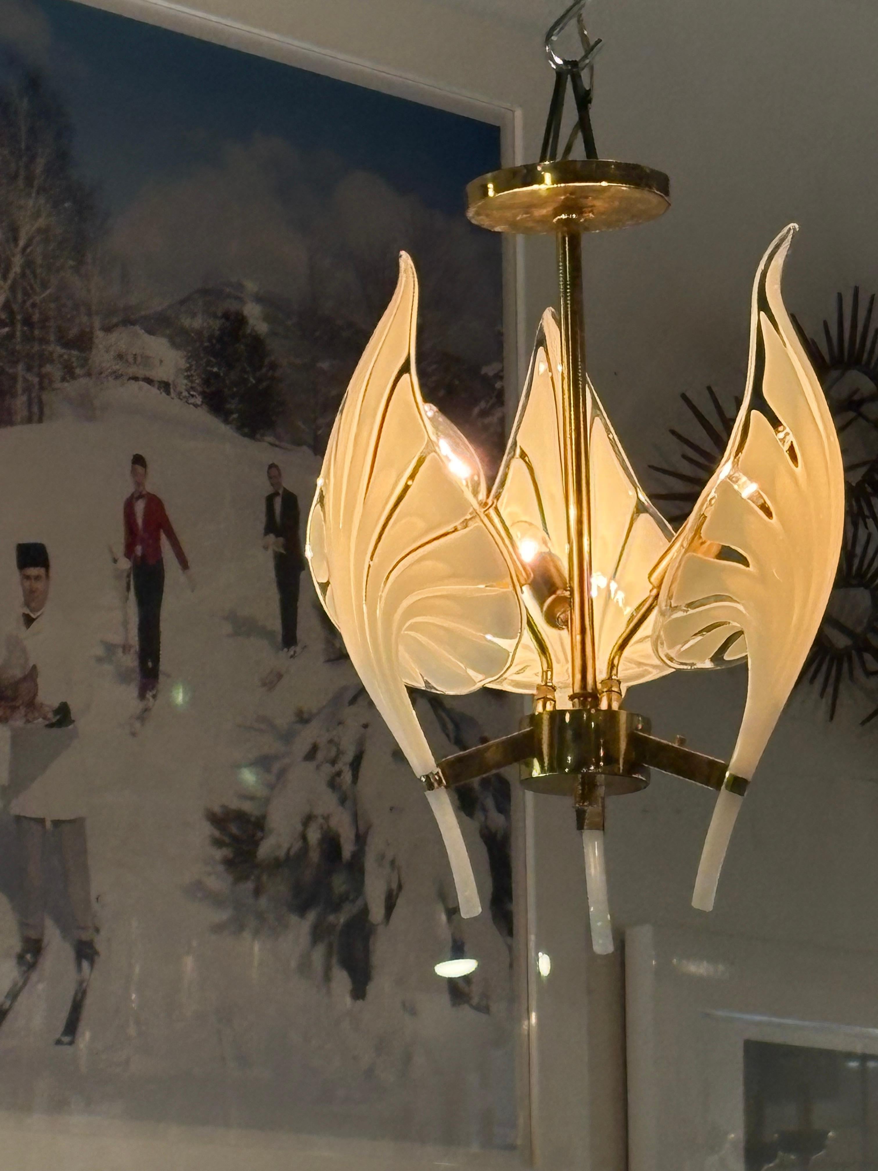 Vintage Franco Luce Murano Seguso Lámpara de latón con hojas 3 Disponibles Regencia de Hollywood en venta