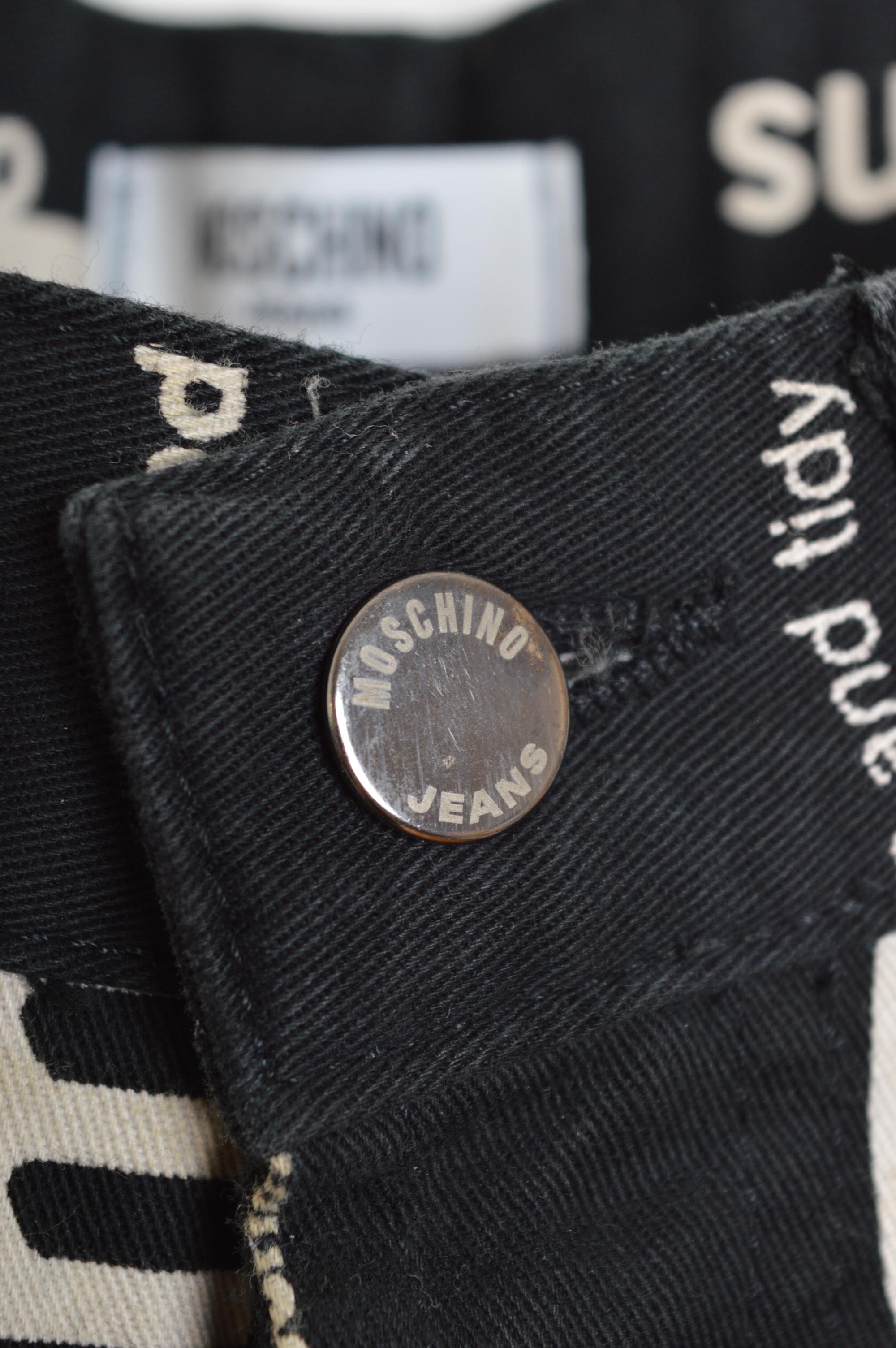 Vintage Moschino Jeans 2000s Noir imprimé Spell out denim Jeans en vente 1