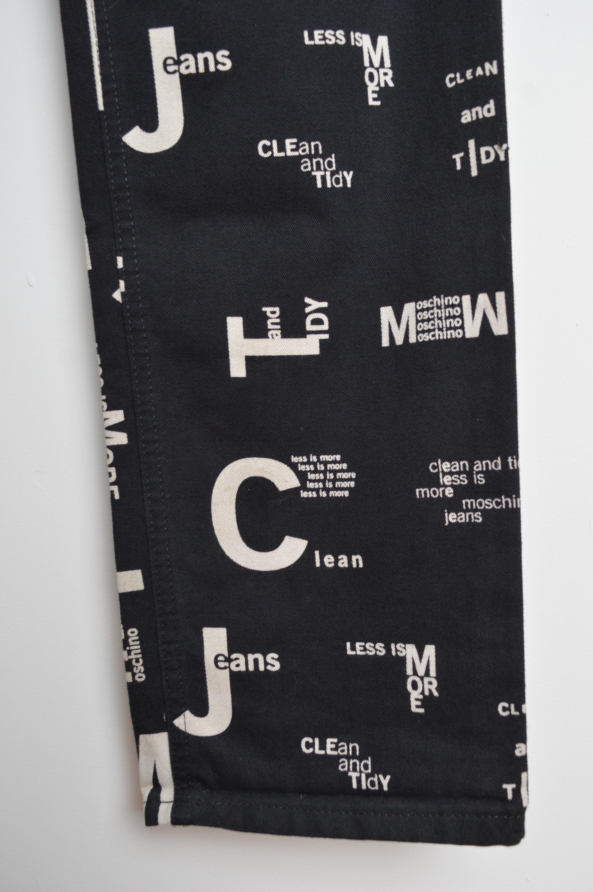 Vintage Moschino Jeans 2000s Noir imprimé Spell out denim Jeans en vente 4